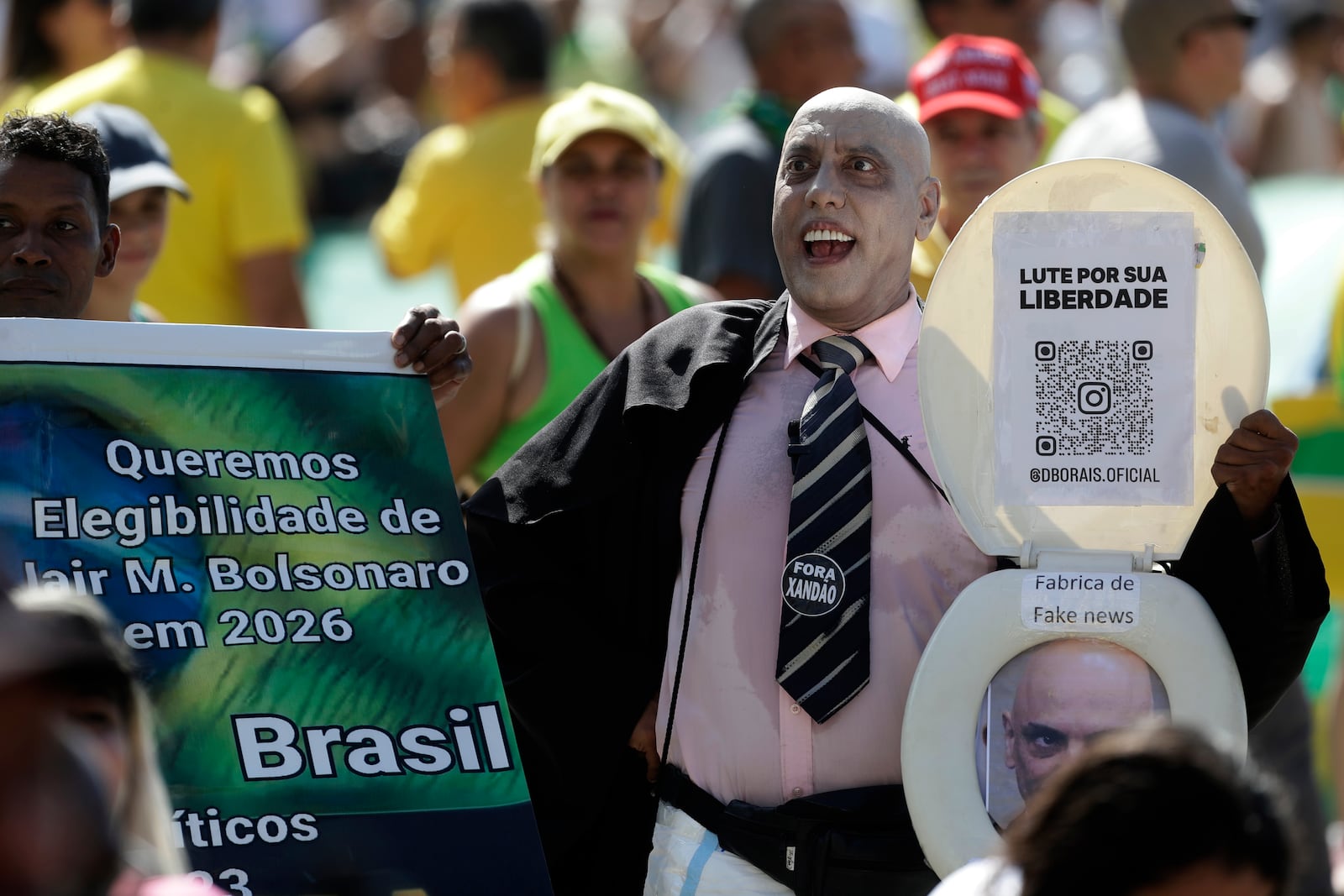 A supporter of former President Jair Bolsonaro, dressed as Supreme Court Justice Alexandre de Moraes, takes part in a rally on Copacabana Beach in support of a proposed bill to grant amnesty to those arrested for storming government buildings in an alleged coup attempt in 2023, in Rio de Janeiro, Sunday, March 16, 2025. (AP Photo/Bruna Prado)