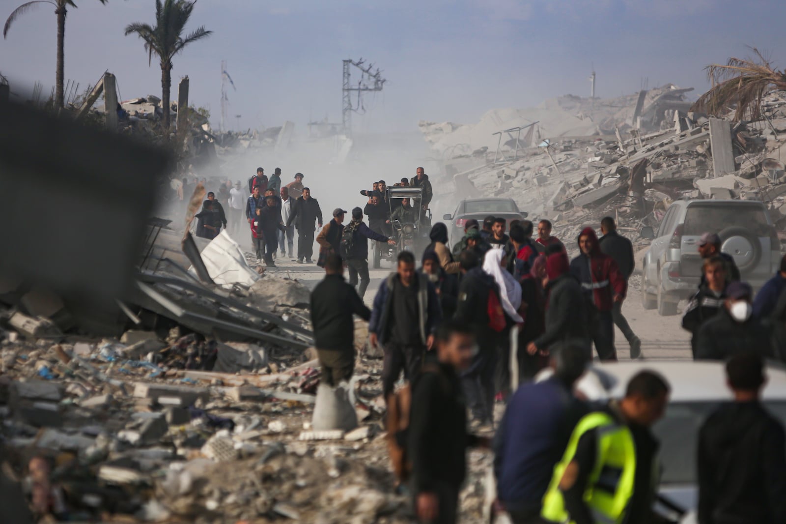 Displaced Palestinians leave parts of Khan Younis as they go back to their homes in Rafah, following a ceasefire agreement between Hamas and Israel, in Gaza Strip, Sunday, Jan. 19, 2025. (AP Photo/Jehad Alshrafi)