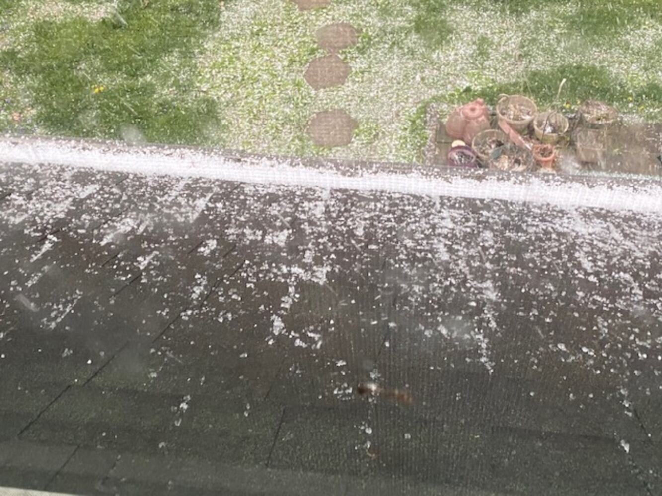 Hail, a little slow falls in area