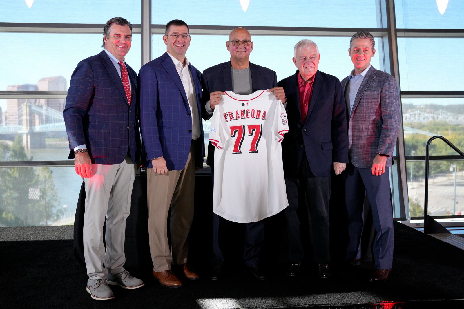 Cincinnati Reds new manager Terry Francona holds his jersey as, from left, COO Phil Castellini, President of Baseball Operations Nick Krall, owner Bob Castellini and General Manager Brad Meador pose for a photo at a baseball press conference Monday, Oct. 7, 2024, in Cincinnati. (AP Photo/Jeff Dean)