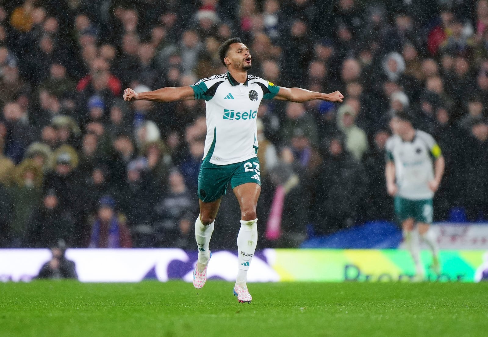 Newcastle United's Jacob Murphy celebrates scoring during the English Premier League soccer match between Ipswich Town and Newcastle United at Portman Road, Ipswich, England, Saturday Dec. 21, 2024. (Bradley Collyer/PA via AP)