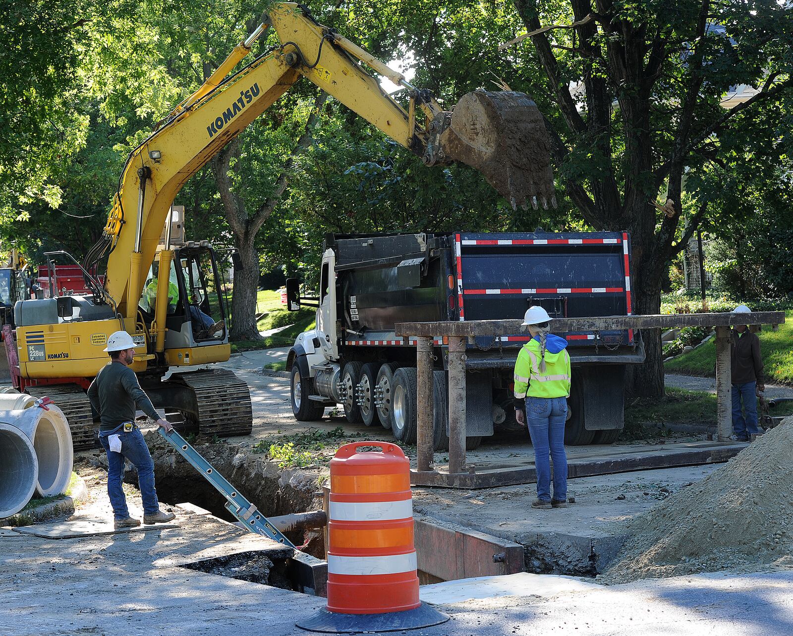 Kinnison Excavating crews working on the Far Hills storm sewer reconstruction project Thursday, Aug. 31, 2023 in Oakwood. Ohio has recovered all jobs lost since the COVID-19 recession and a new report by Policy Matters Ohio said the strong labor market is benefitting workers. MARSHALL GORBY\STAFF