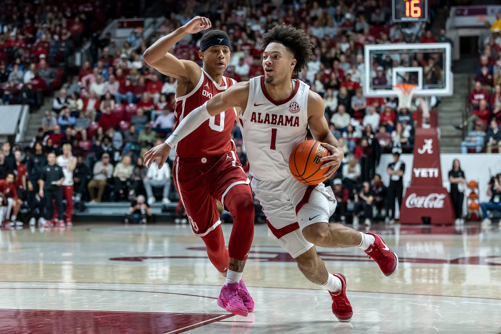 Alabama guard Mark Sears (1) works inside against Oklahoma guard Jeremiah Fears (0) during the first half of an NCAA college basketball game, Saturday, Jan. 4, 2025, in Tuscaloosa, Ala. (AP Photo/Vasha Hunt)