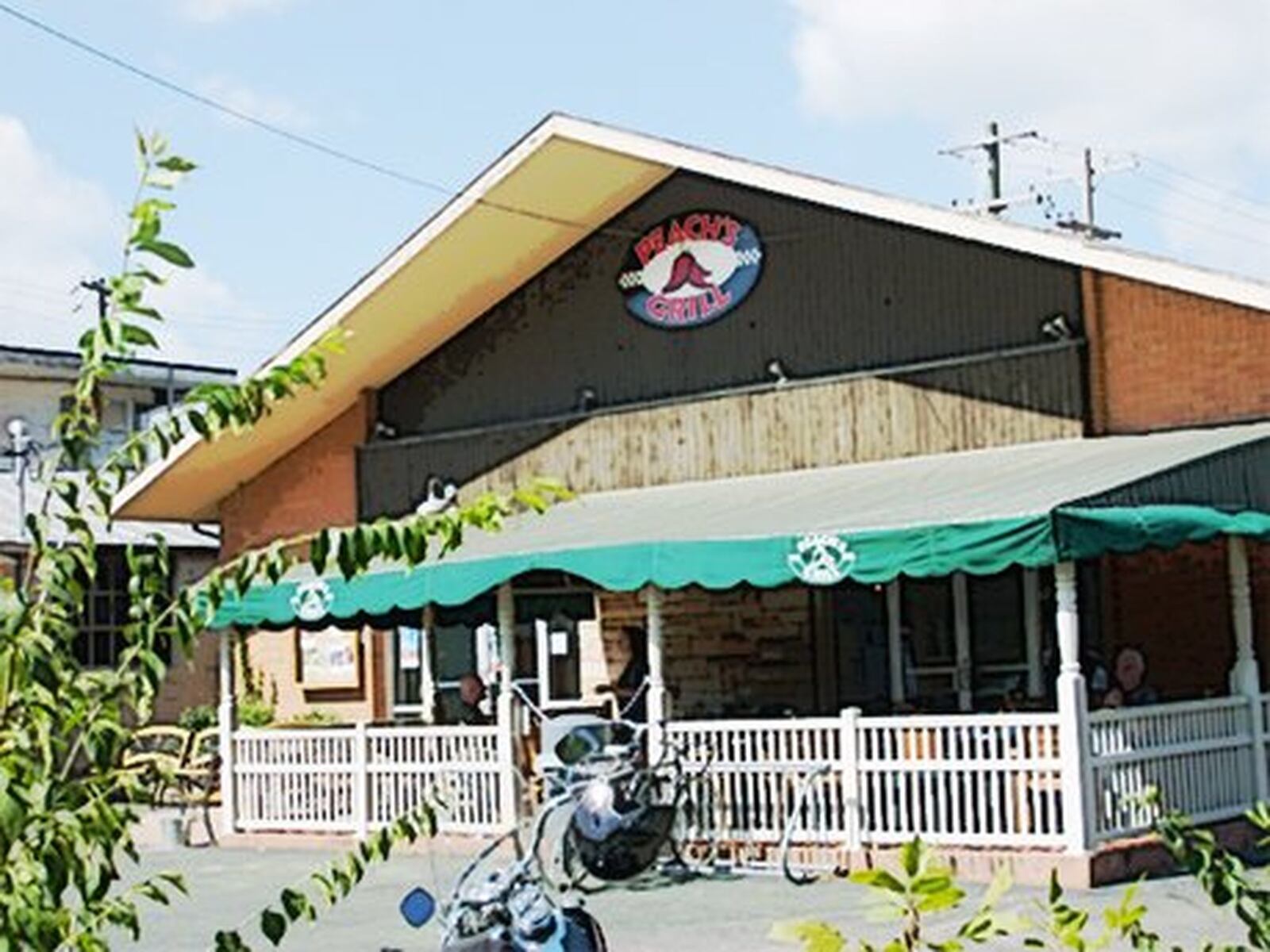 The patio at Peach’s Bar and Grill in Yellow Springs. CONTRIBUTED