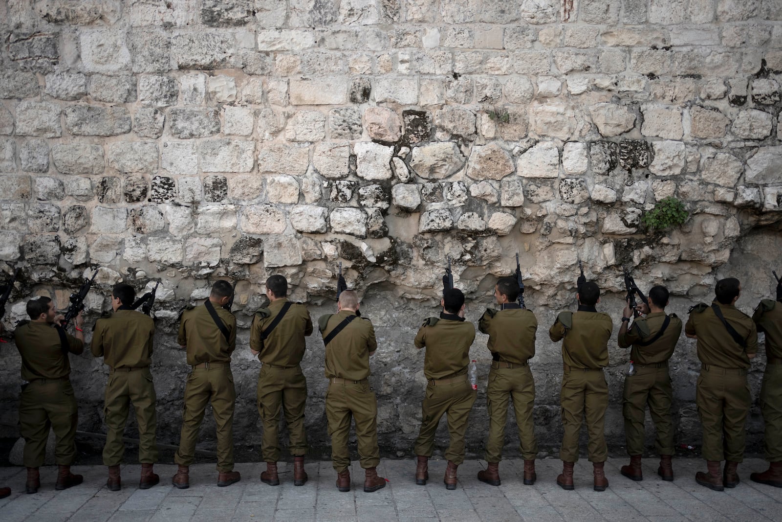 Israeli Defense Forces paratroopers clear ammunition from their weapons before entering the Western Wall plaza in Jerusalem's Old City for a ceremony on Wednesday, Jan. 8, 2025. (AP Photo/Maya Alleruzzo)