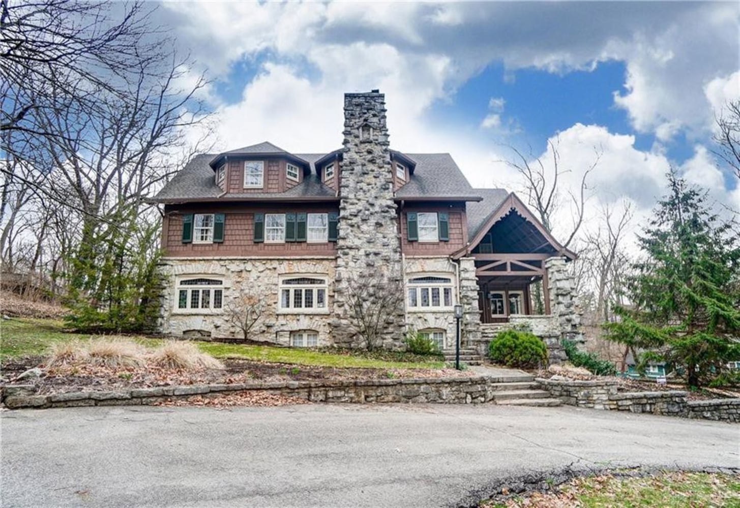 PHOTOS: $1M Oakwood manor on the market