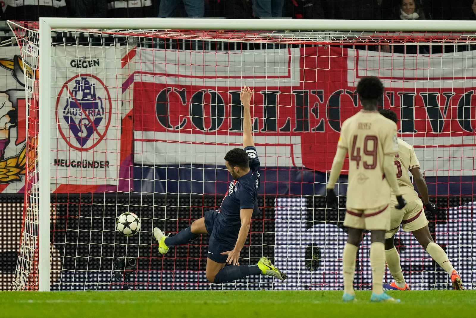 PSG's Goncalo Ramos scores his side's first goal against FC Salzburg during a Champions League opening phase soccer match in Salzburg, Austria, Tuesday, Dec. 10, 2024.(AP Photo/Matthias Schrader)