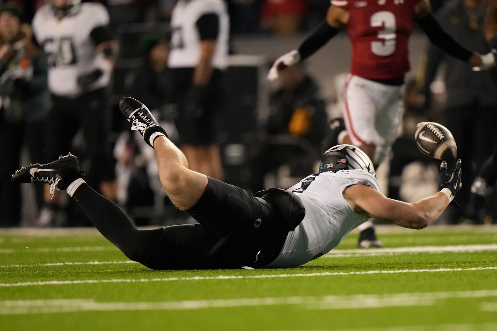 Oregon's Traeshon Holden (1) can't catch a pass during the second half of an NCAA college football game against Wisconsin Saturday, Nov. 16, 2024, in Madison, Wis. Oregon won 16-13. (AP Photo/Morry Gash)