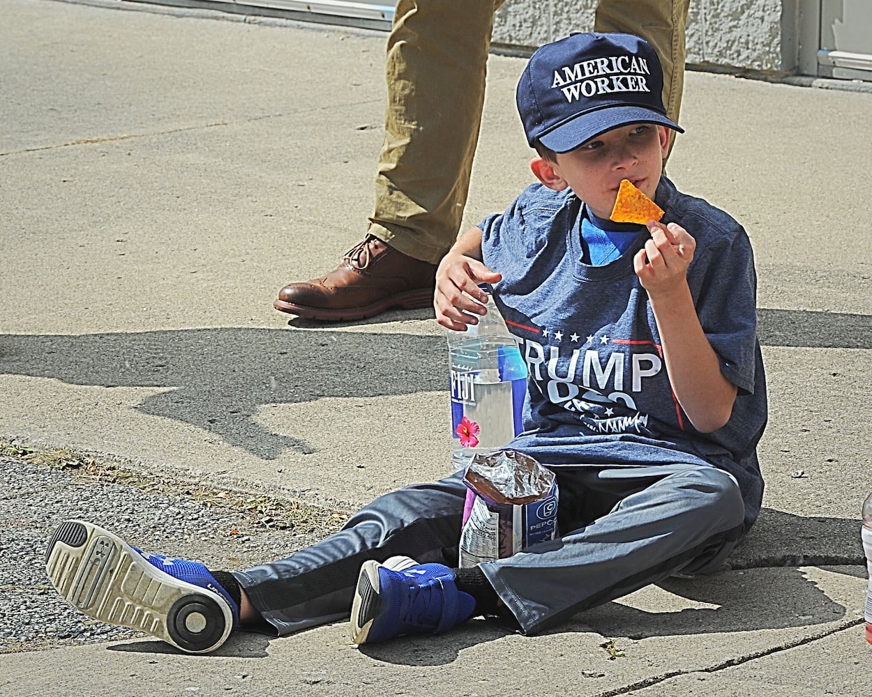 Crowd starts to arrive for Trump visit to Dayton