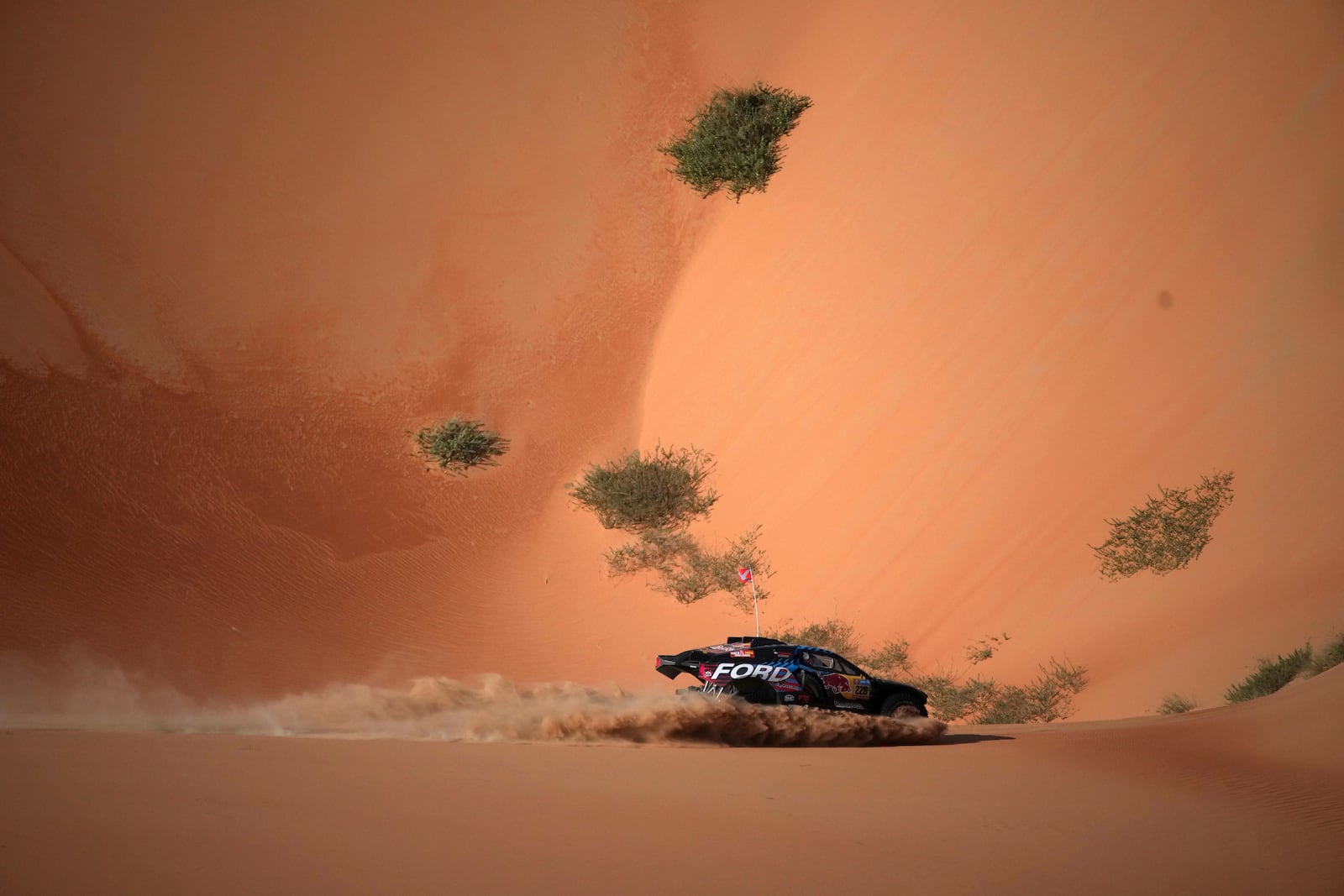 Mitchell Guthrie and co-driver Kellon Walch compete during the tenth stage of the Dakar Rally between Haradh and Shubaytah, Saudi Arabia, Wednesday, Jan. 15, 2025. (AP Photo/Christophe Ena)