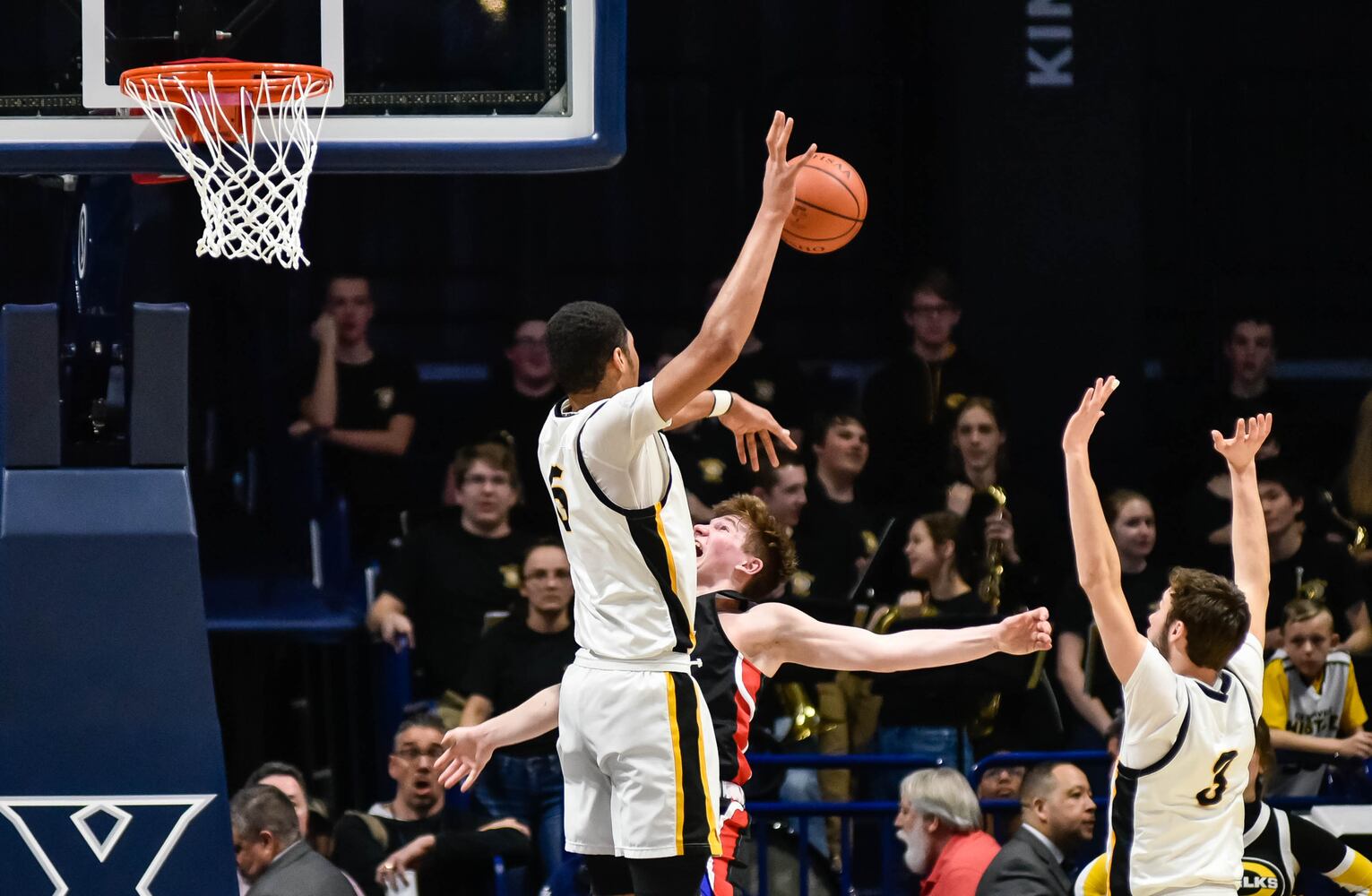 Centerville beats Lakota West in D1 boys district basketball final