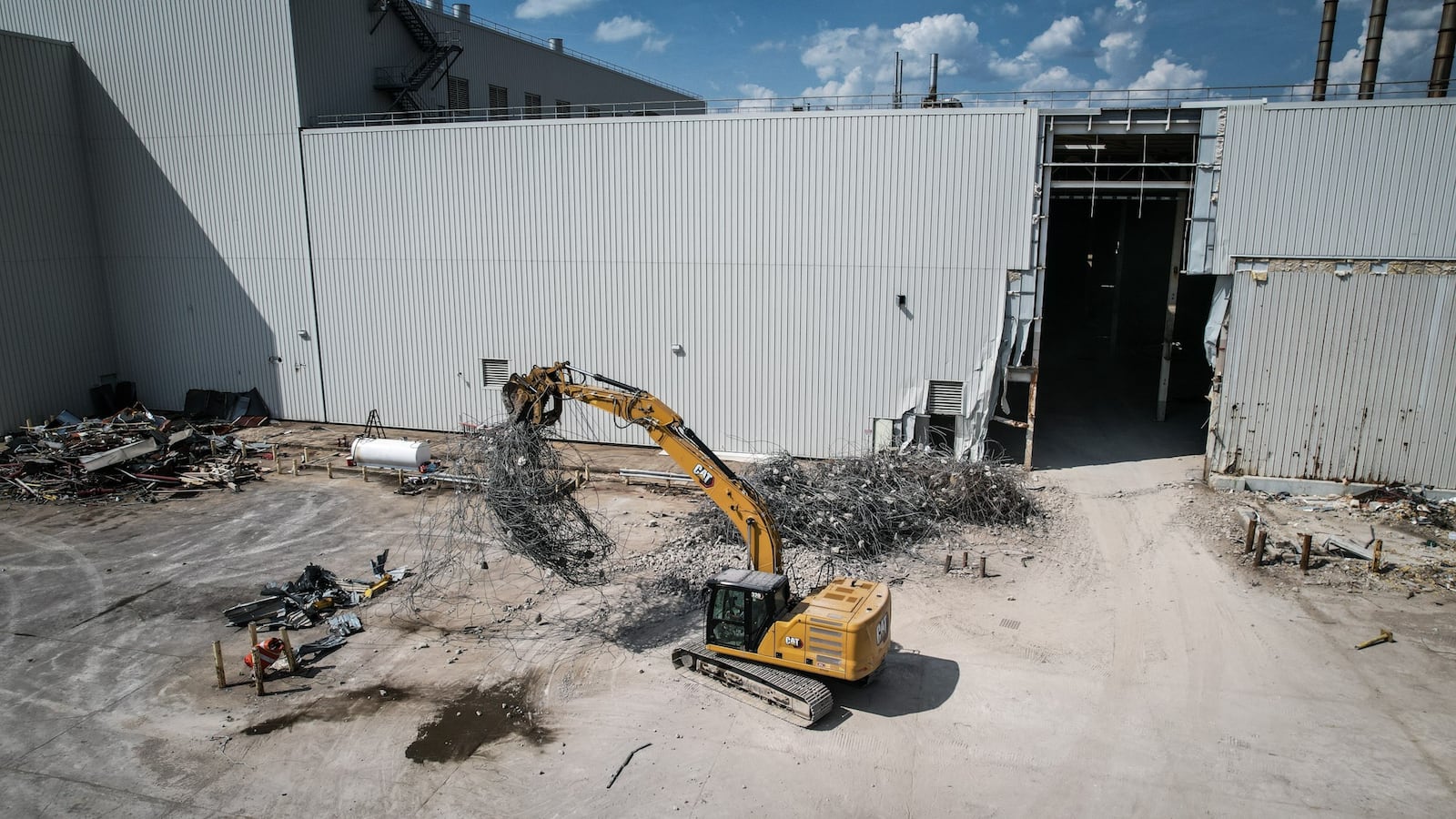 Industrial Commercial Properties works to remove the second floor of the old GM paint shop in late 2022. JIM NOELKER/STAFF