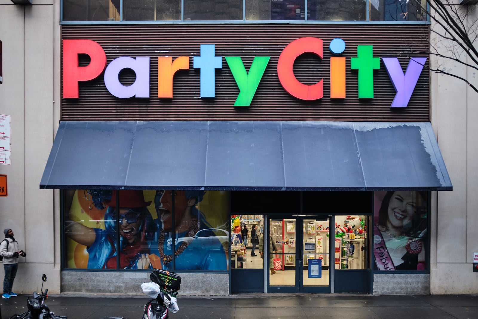 
                        A Party City in the Brooklyn borough of New York on Dec. 20, 2024. In an internal letter, the company said inflation and changes in consumer spending had forced it to shut its more than 700 stores. (Frankie Alduino/The New York Times)
                      