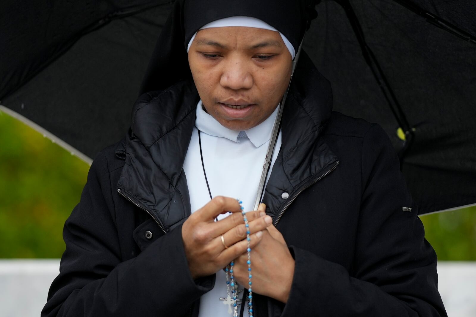 A nun prays for Pope Francis in front of the Agostino Gemelli Polyclinic, in Rome, Saturday, March 1, 2025, where the Pontiff has been hospitalized since Friday, Feb. 14. (AP Photo/Andrew Medichini)