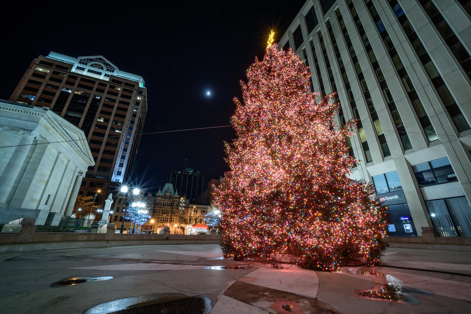 Downtown Dayton’s Grande Illumination on Courthouse Square, part of the 49th annual Dayton Holiday Festival. TOM GILLIAM/CONTRIBUTING PHOTOGRAPHER