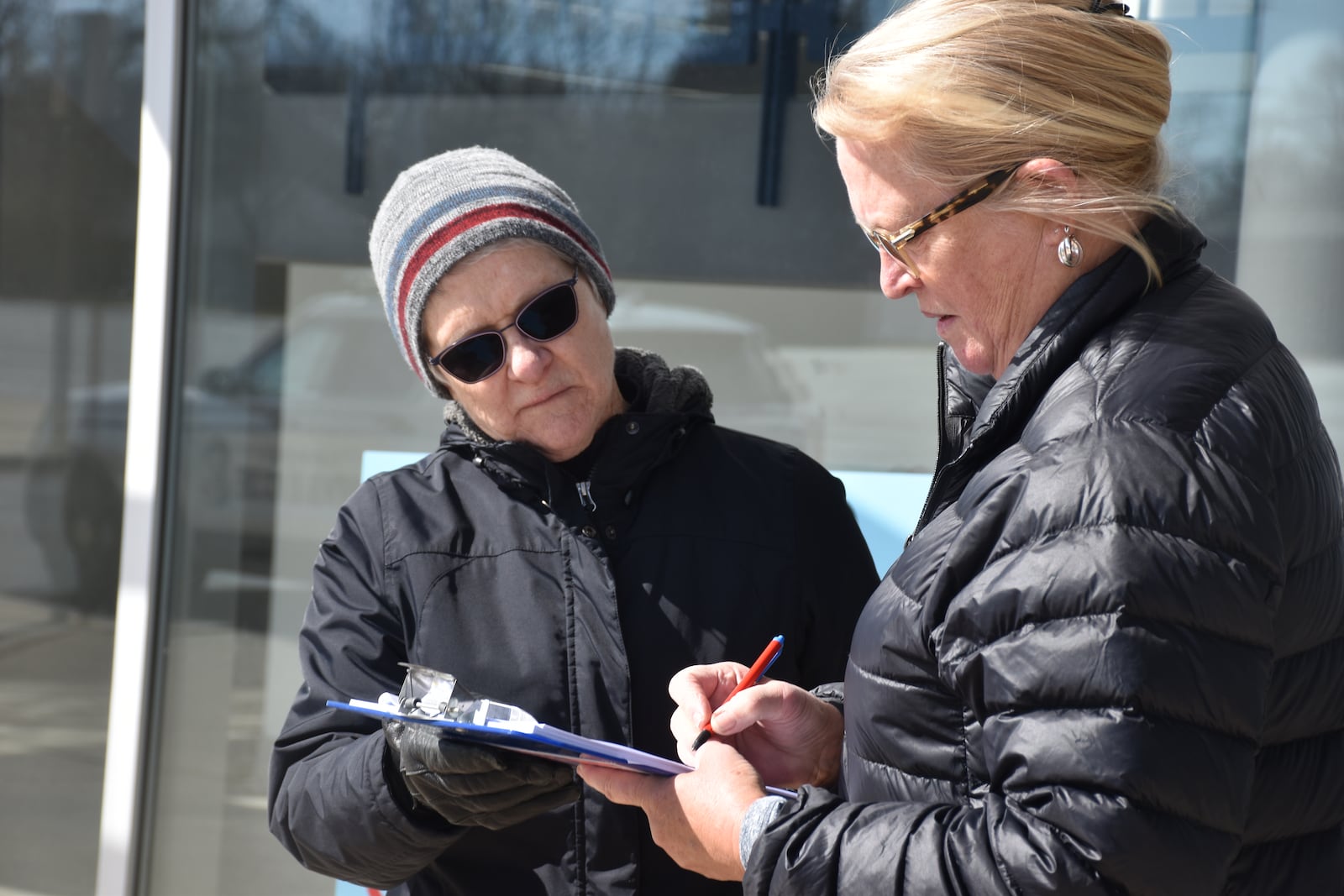 Jennifer Weaver, 69, of Kettering, signs a petition in support of a proposed ballot measure being pushed by Citizens Not Politicians. The measure would take redistricting responsibilities away from lawmakers. CORNELIUS FROLIK / STAFF