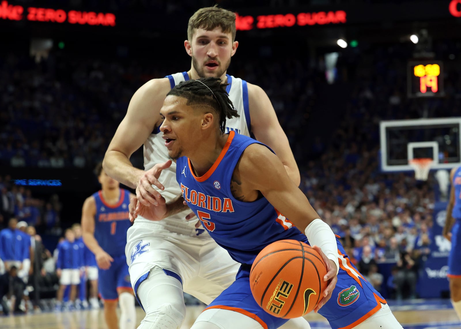 Florida's Will Richard, bottom, drives around Kentucky's Andrew Carr, top, during the second half of an NCAA college basketball game in Lexington, Ky., Saturday, Jan. 4, 2025. (AP Photo/James Crisp)