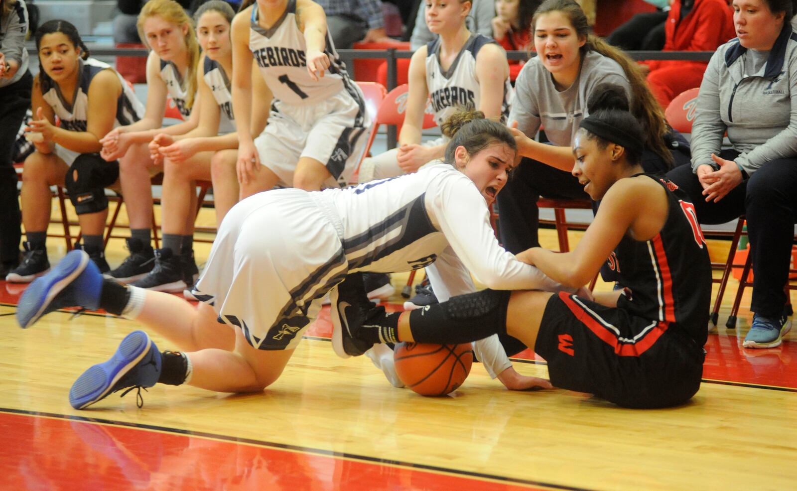 Mali Morgan-Elliott of Fairmont (left) battles Jaydis Gales. MARC PENDLETON / STAFF