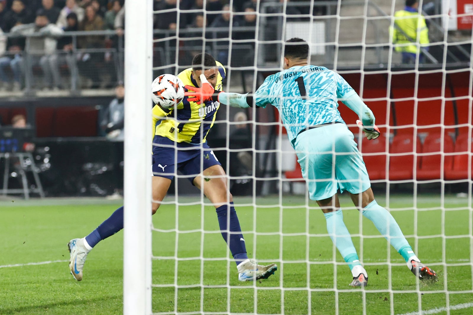 Fenerbahce's Youssef En-Nesyri scores his side's opening goal past AZ Alkmaar's goalkeeper Rome-Jayden Owusu-Oduro during the Europa League soccer match between AZ Alkmaar and Fenerbahce at the AFAS stadium, in Alkmaar, Netherlands, Thursday, Nov. 7, 2024. (AP Photo/Maurice van Steen)