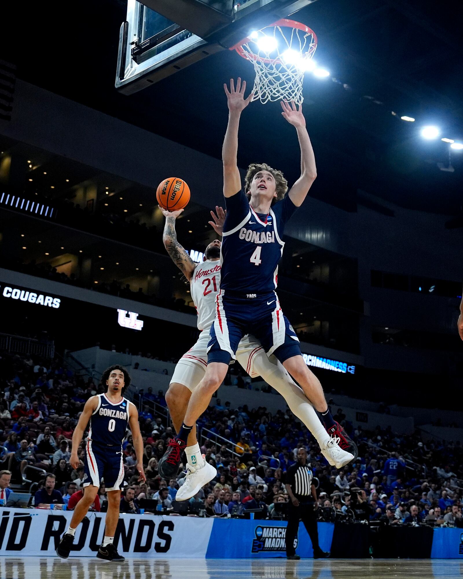 Houston guard Emanuel Sharp (21) tries to shoot around Gonzaga guard Dusty Stromer (4) during the second half of the second round of the NCAA college basketball tournament, Saturday, March 22, 2025, in Wichita, Kan. (AP Photo/Charlie Riedel)