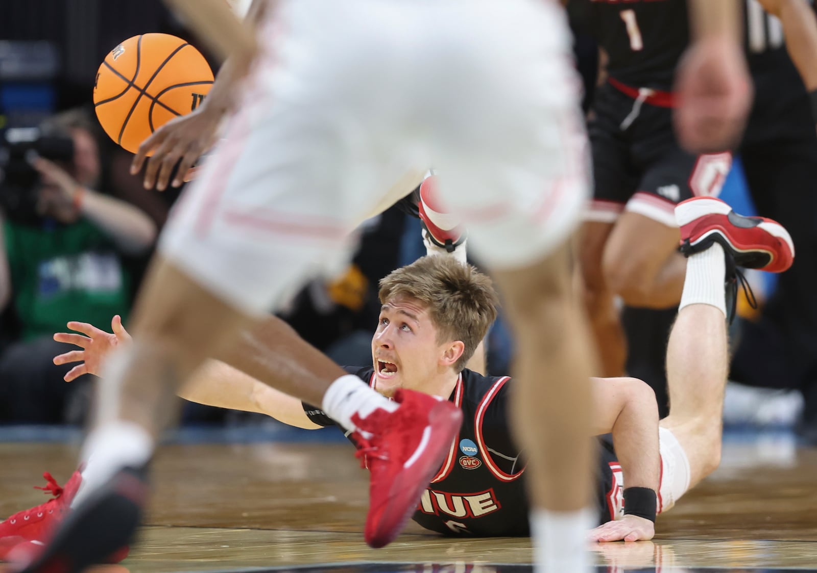 SIU Edwardsville guard Declan Dillon (5) tried to get possession of the ball against Houston during the first half in the first round of the NCAA college basketball tournament, Thursday, March 20, 2025, in Wichita, Kan. (AP Photo/Travis Heying)