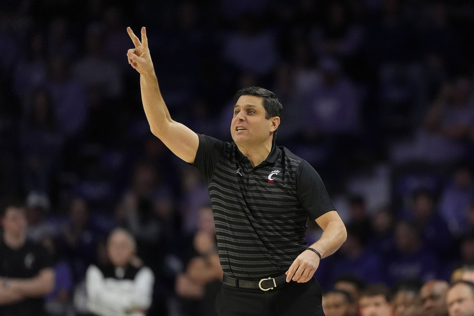 Cincinnati head coach Wes Miller motions to his players during the first half of an NCAA college basketball game against Kansas State, Monday, Dec. 30, 2024, in Manhattan, Kan. (AP Photo/Charlie Riedel)