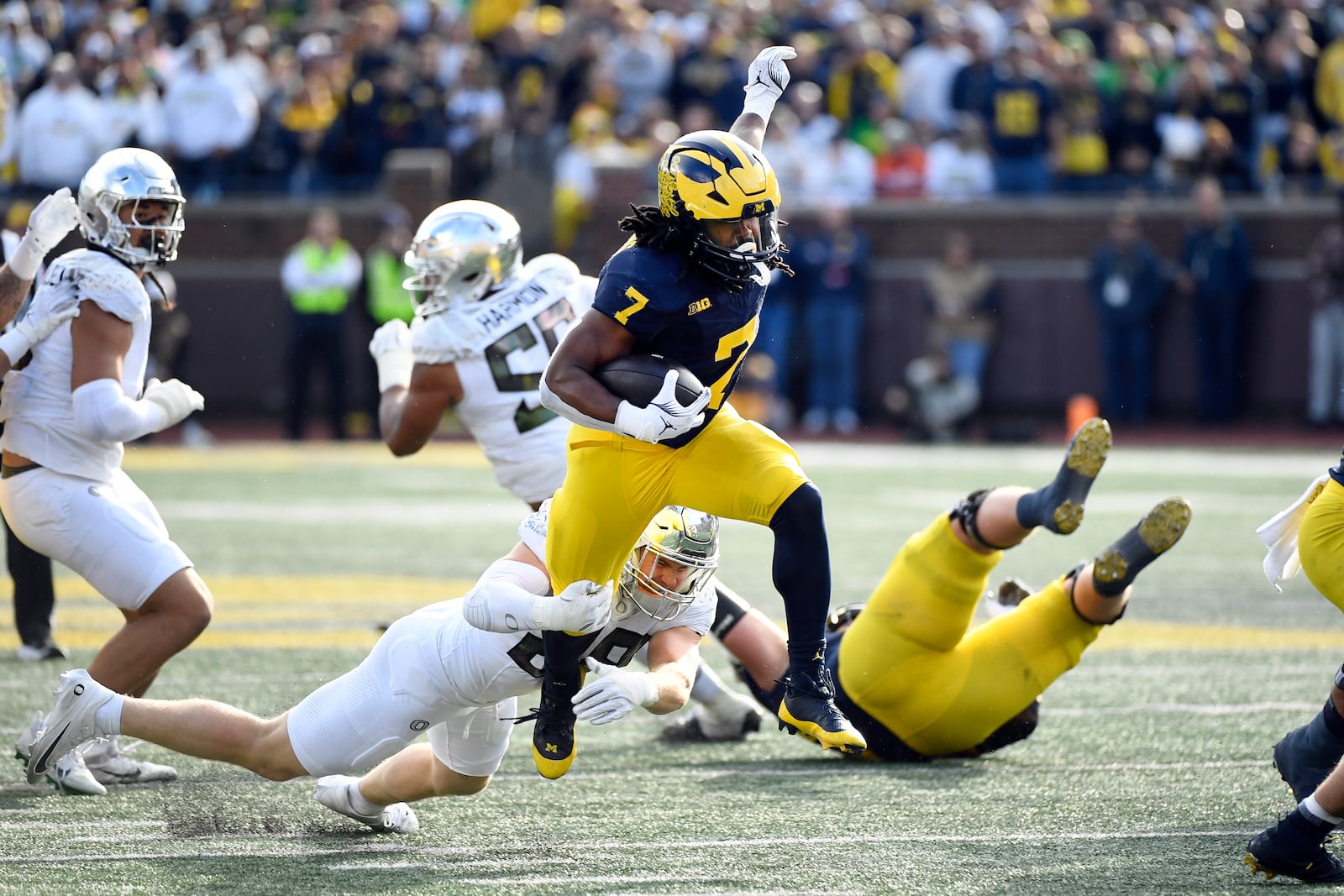 Michigan running back Donovan Edwards (7) evades a tackle by Oregon linebacker Bryce Boettcher (28) in the first half of an NCAA college football game, Saturday, Nov. 2, 2024, in Ann Arbor, Mich. (AP Photo/Jose Juarez)