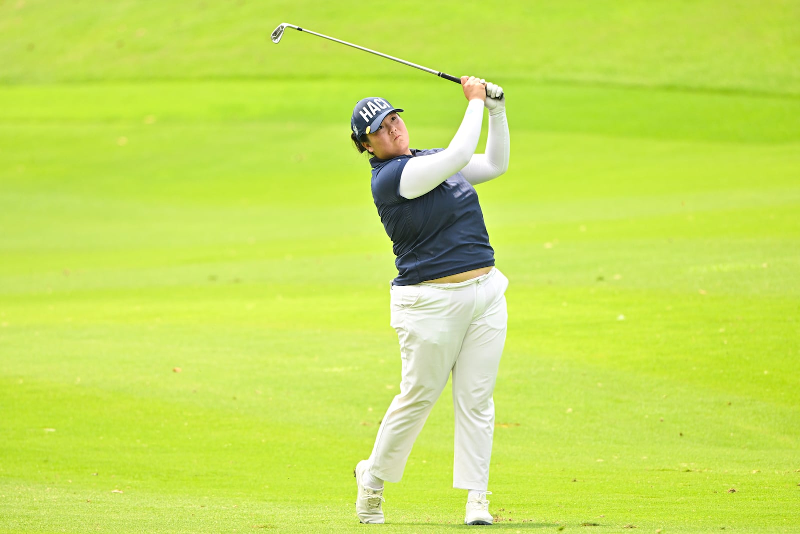 Angel Yin of the U.S. watches her shot on the 18th hole during the first round of the LPGA Honda Thailand golf tournament in Pattaya, southern Thailand, Thursday, Feb. 20, 2025. (AP Photo/Kittinun Rodsupan) .