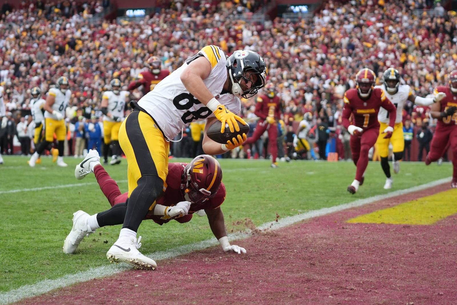 Pittsburgh Steelers tight end Pat Freiermuth (88) runs into the endzone after a 3-yard receptioin during the first half of an NFL football game against the Washington Commanders, Sunday, Nov. 10, 2024, in Landover, Md. (AP Photo/Stephanie Scarbrough)