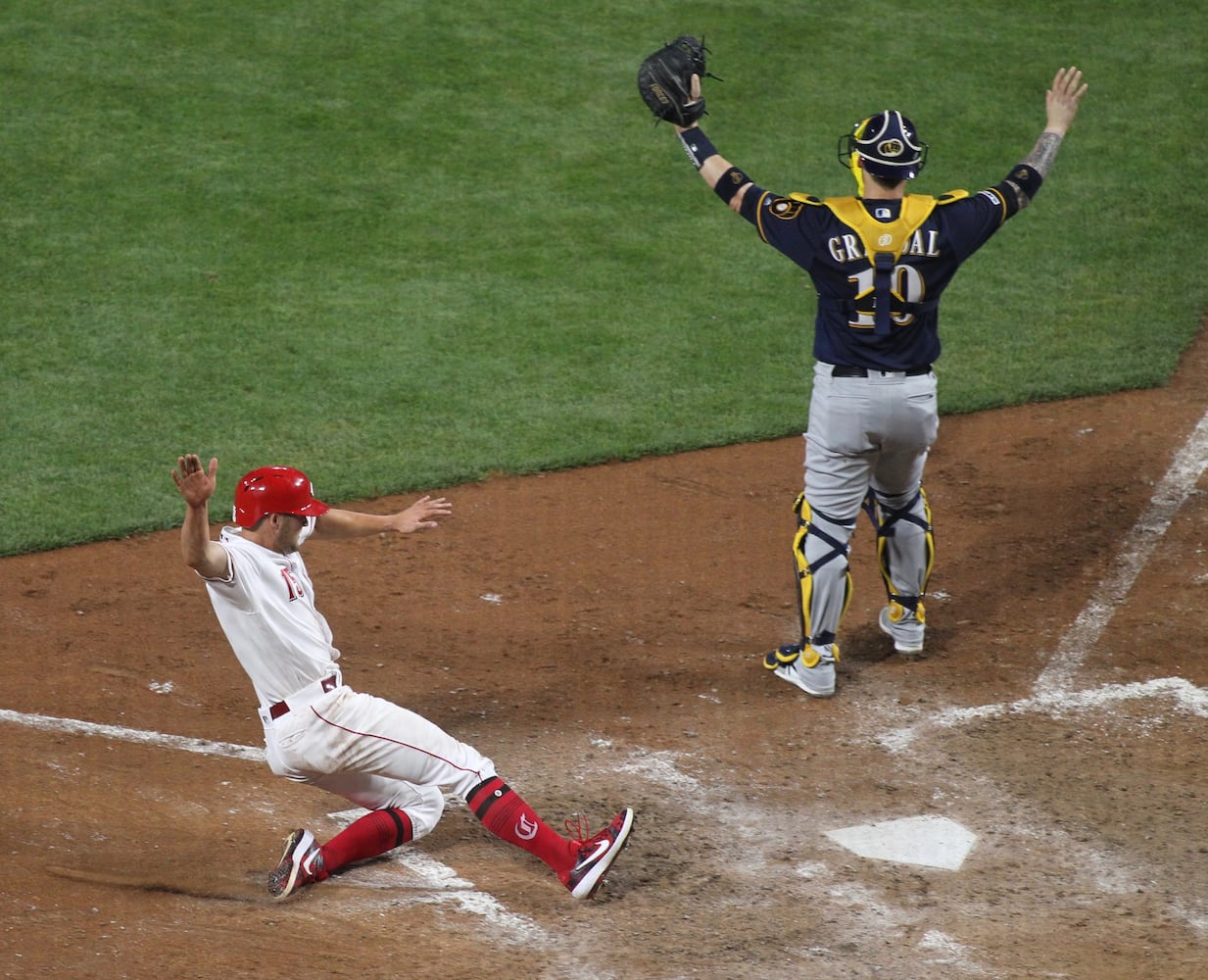 Photos: Reds beat Brewers on wild play in 11th