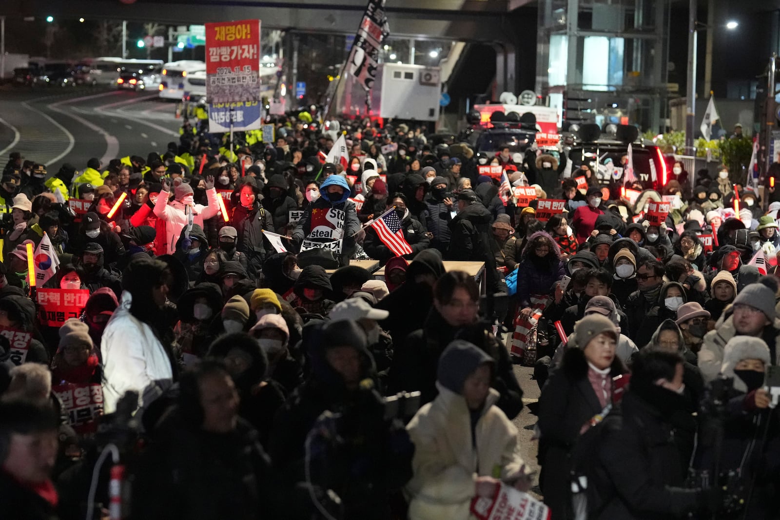 Supporters of impeached South Korean President Yoon Suk Yeol stage a rally to oppose a court having issued a warrant to detain Yoon, as police offices stand guard near the presidential residence in Seoul, South Korea, Friday, Jan. 3, 2025. (AP Photo/Lee Jin-man)