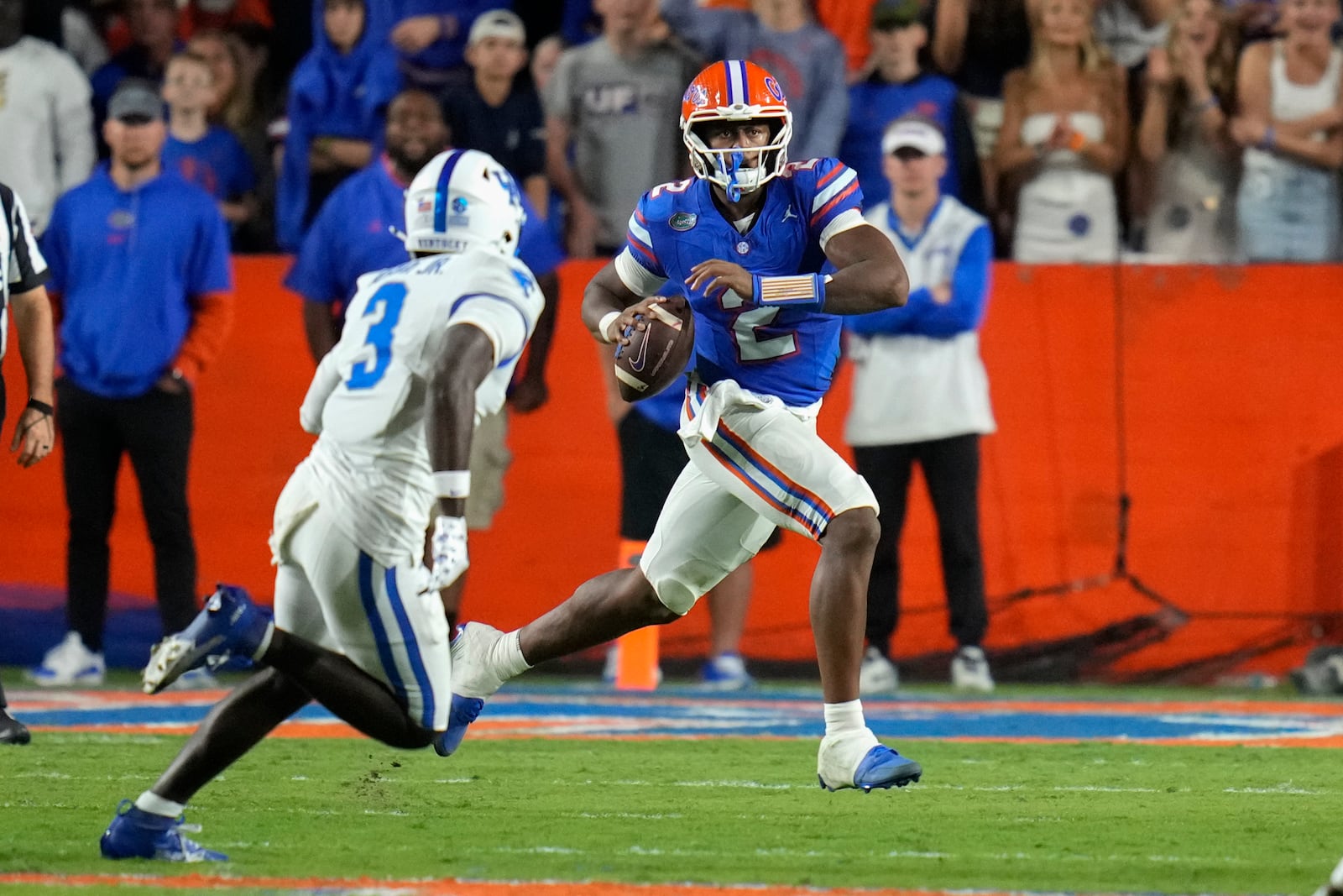 Florida quarterback DJ Lagway, right, looks for a receiver as Kentucky defensive back Alex Afari Jr. (3) pressures him during the first half of an NCAA college football game, Saturday, Oct. 19, 2024, in Gainesville, Fla. (AP Photo/John Raoux)