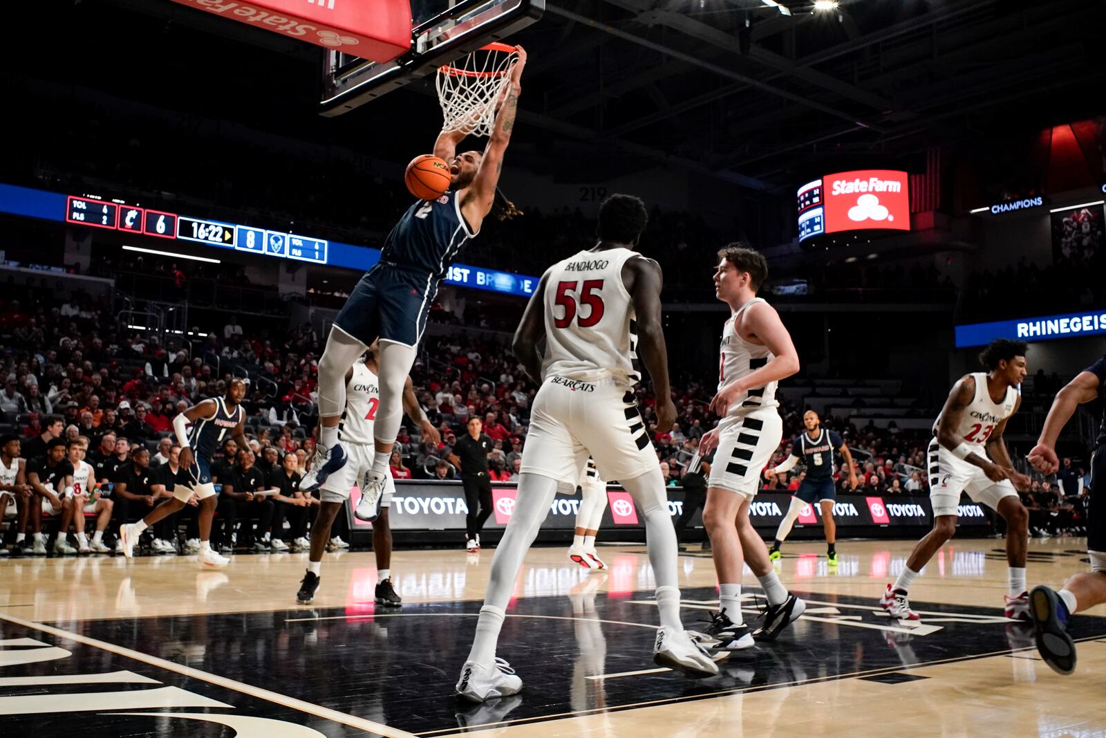 Howard forward Dom Campbell (2) dunks during the first half of an NCAA college basketball game against Cincinnati, Sunday, Dec. 8, 2024, in Cincinnati. (AP Photo/Jeff Dean)