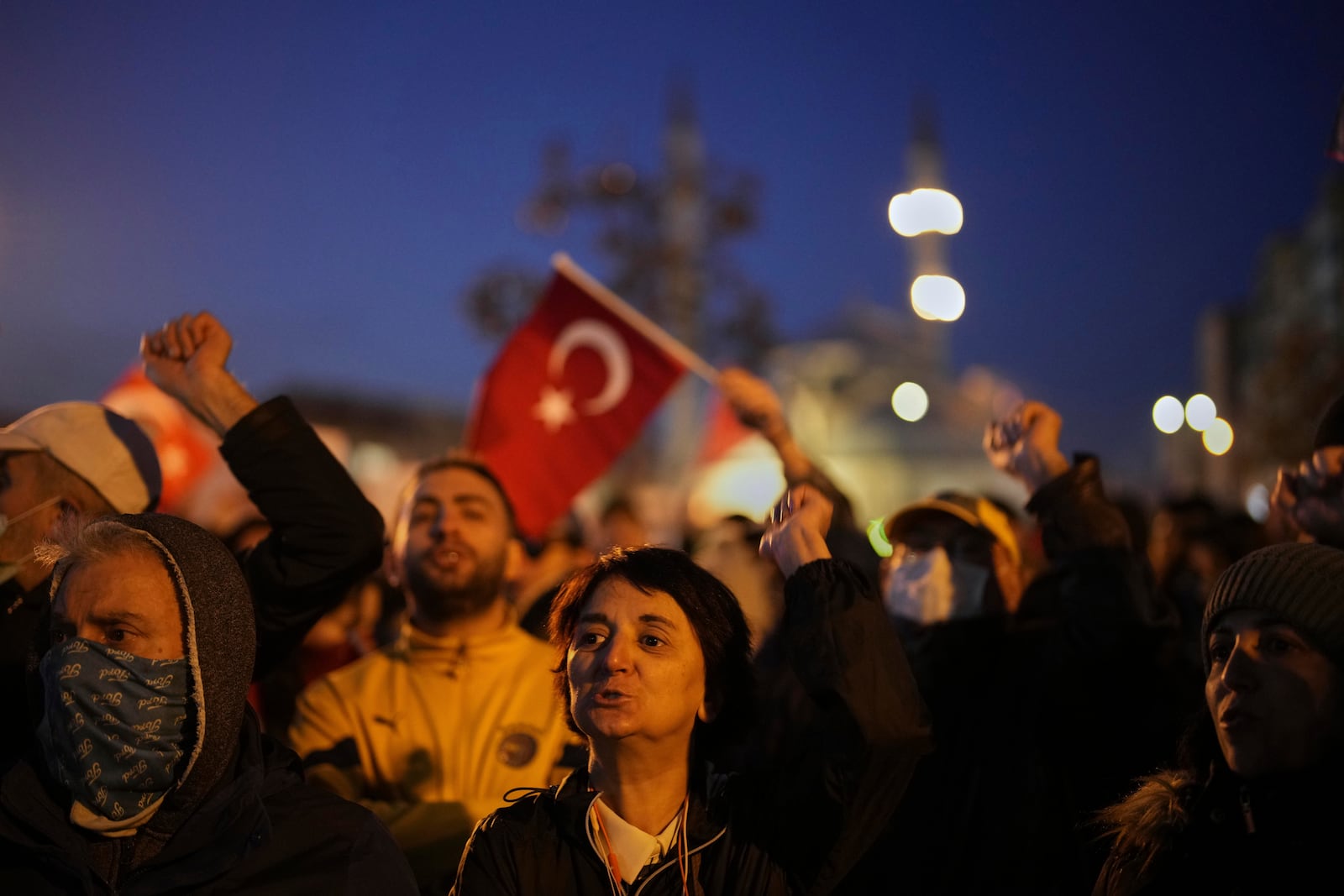 Protesters shout slogans as they protest against the arrest of Istanbul's Mayor Ekrem Imamoglu, outside Caglayan courthouse, in Istanbul, Turkey, Saturday, March 22, 2025. (AP Photo/Emrah Gurel)