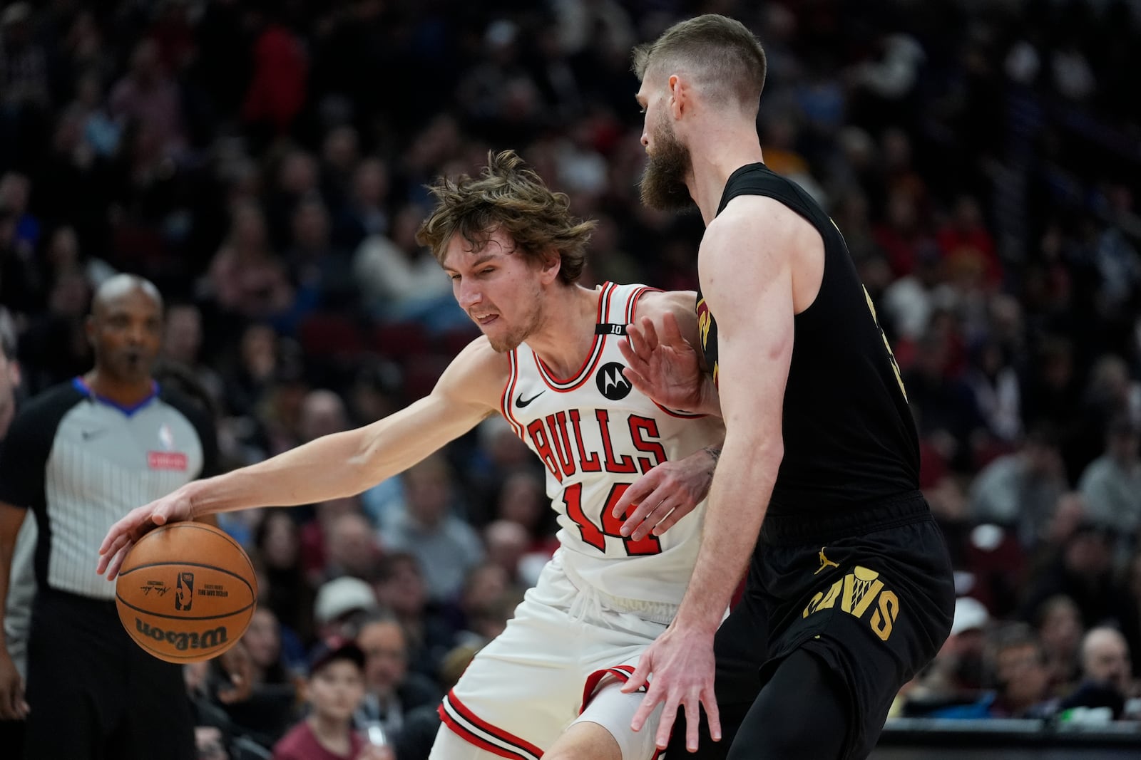 Cleveland Cavaliers forward Dean Wade, right, guards Chicago Bulls forward Matas Buzelis (14) during the first half of an NBA basketball game, Tuesday, March 4, 2025, in Chicago. (AP Photo/Erin Hooley)