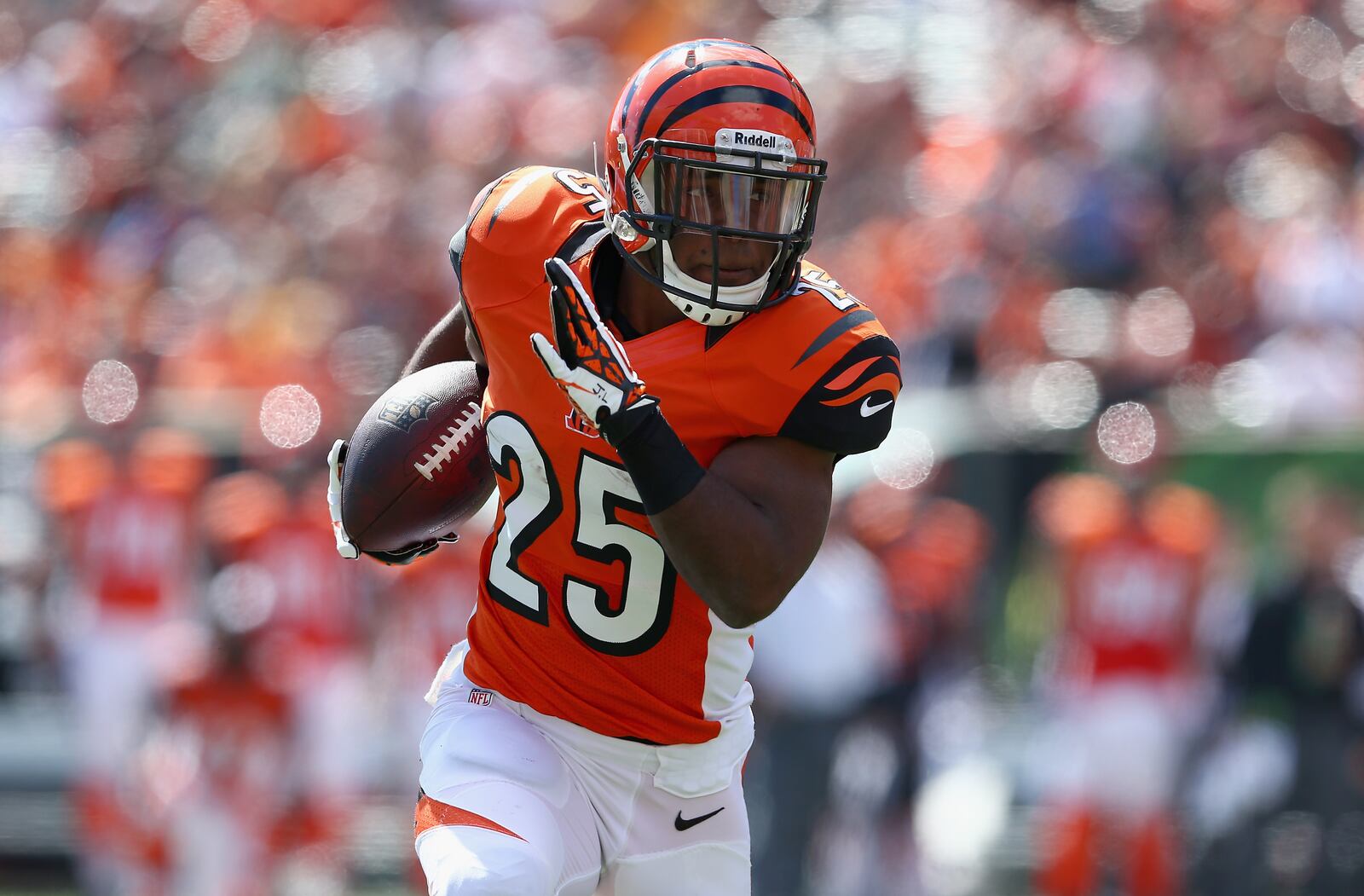 CINCINNATI, OH - SEPTEMBER 22:  Giovani Bernard #25 of the Cincinnati Bengals runs for a touchdown during the NFL game against the Green Bay Packers at Paul Brown Stadium on September 22, 2013 in Cincinnati, Ohio.  (Photo by Andy Lyons/Getty Images)