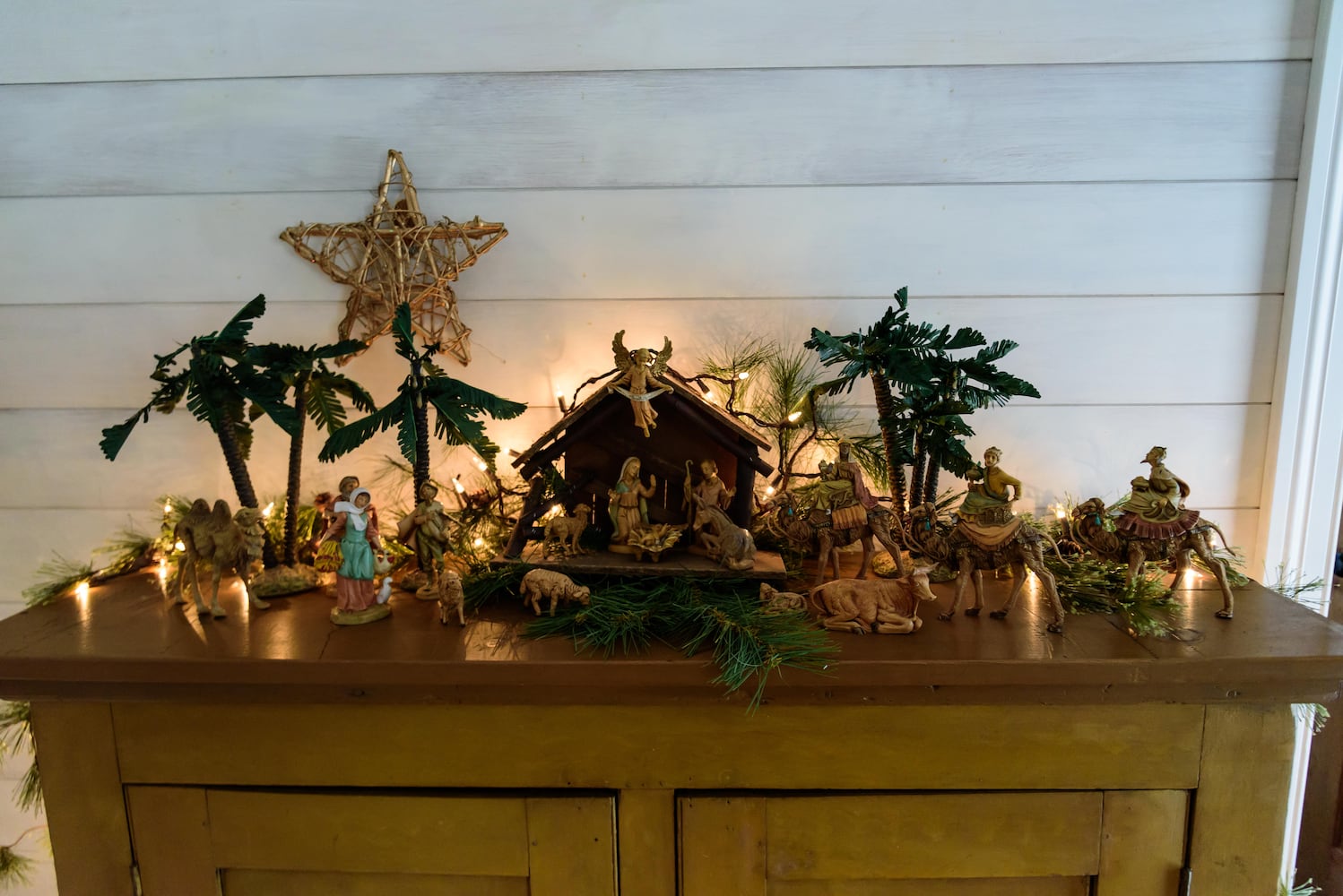 PHOTOS: A Dickens of a Christmas St. Anne’s Hill Holiday Home Tour