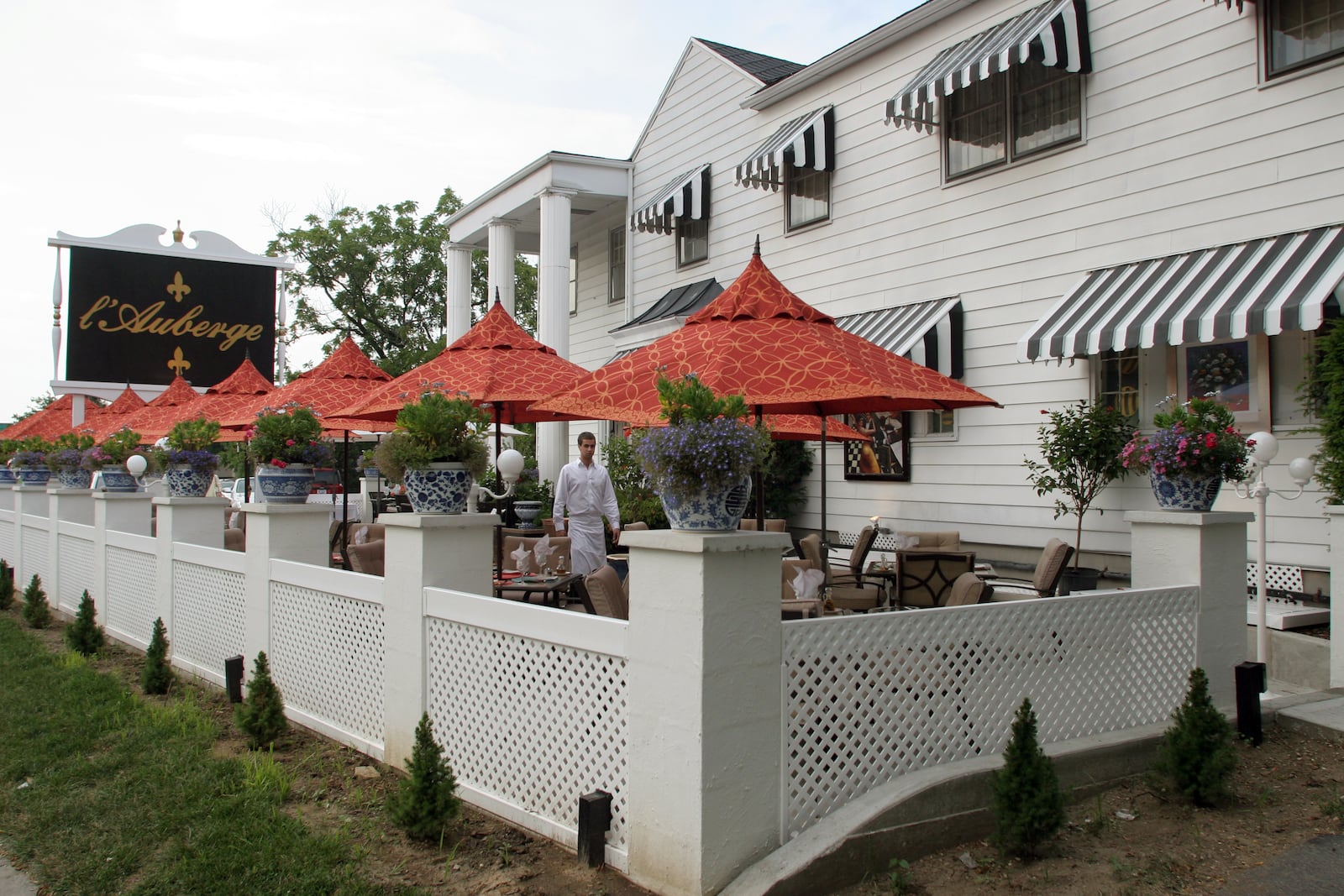 7/24/07 -- ddn080307godine -- L'Auberge has created a new outdoor patio dining area called Far Hills Cafe.  PHOTO BY JAN UNDERWOOD