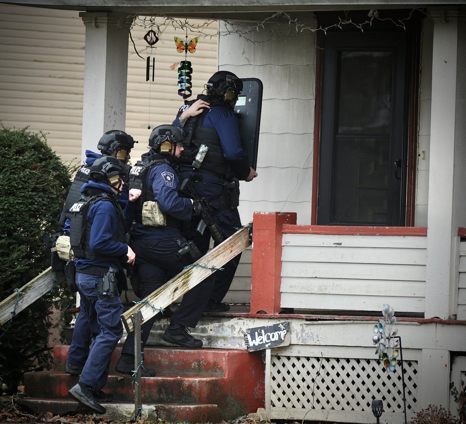 Members of the Springfield Special Response Team enter a house on Oakwood Street in Springfield, but did not find a shooting suspect Monday Jan. 2, 2023.  MARSHALL GORBY\STAFF