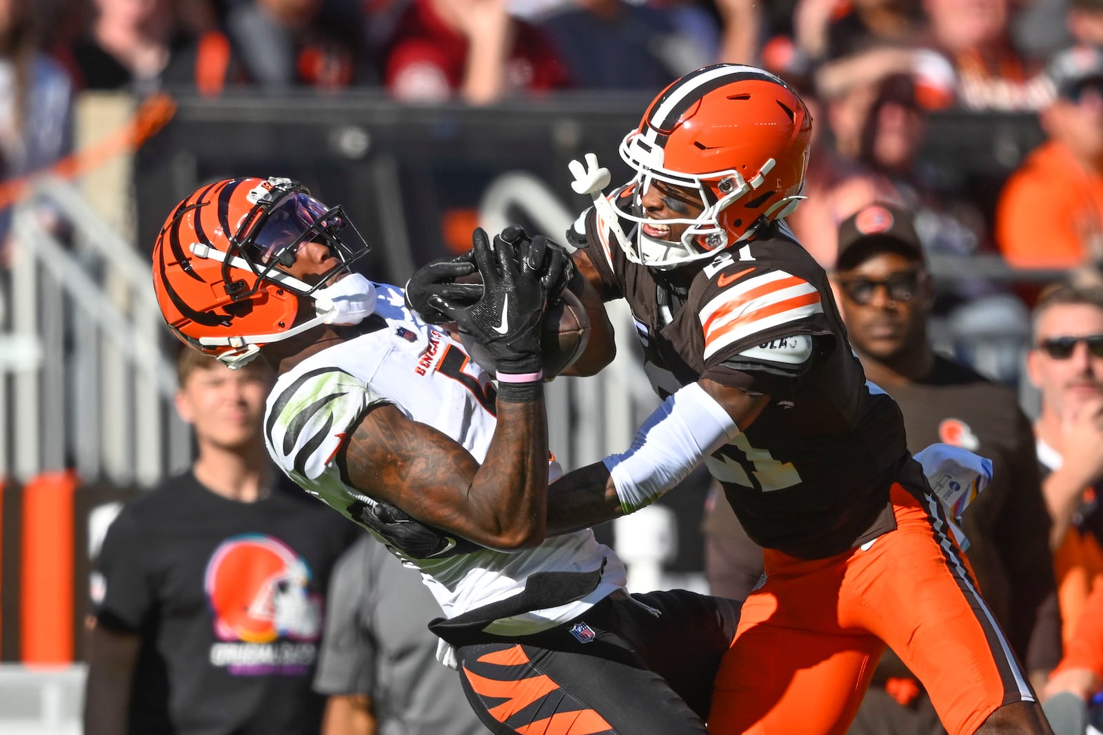 Cleveland Browns cornerback Denzel Ward (21) breaks up a pass intended for Cincinnati Bengals wide receiver Tee Higgins (5) in the second half of an NFL football game, Sunday, Oct. 20, 2024, in Cleveland. (AP Photo/David Richard)