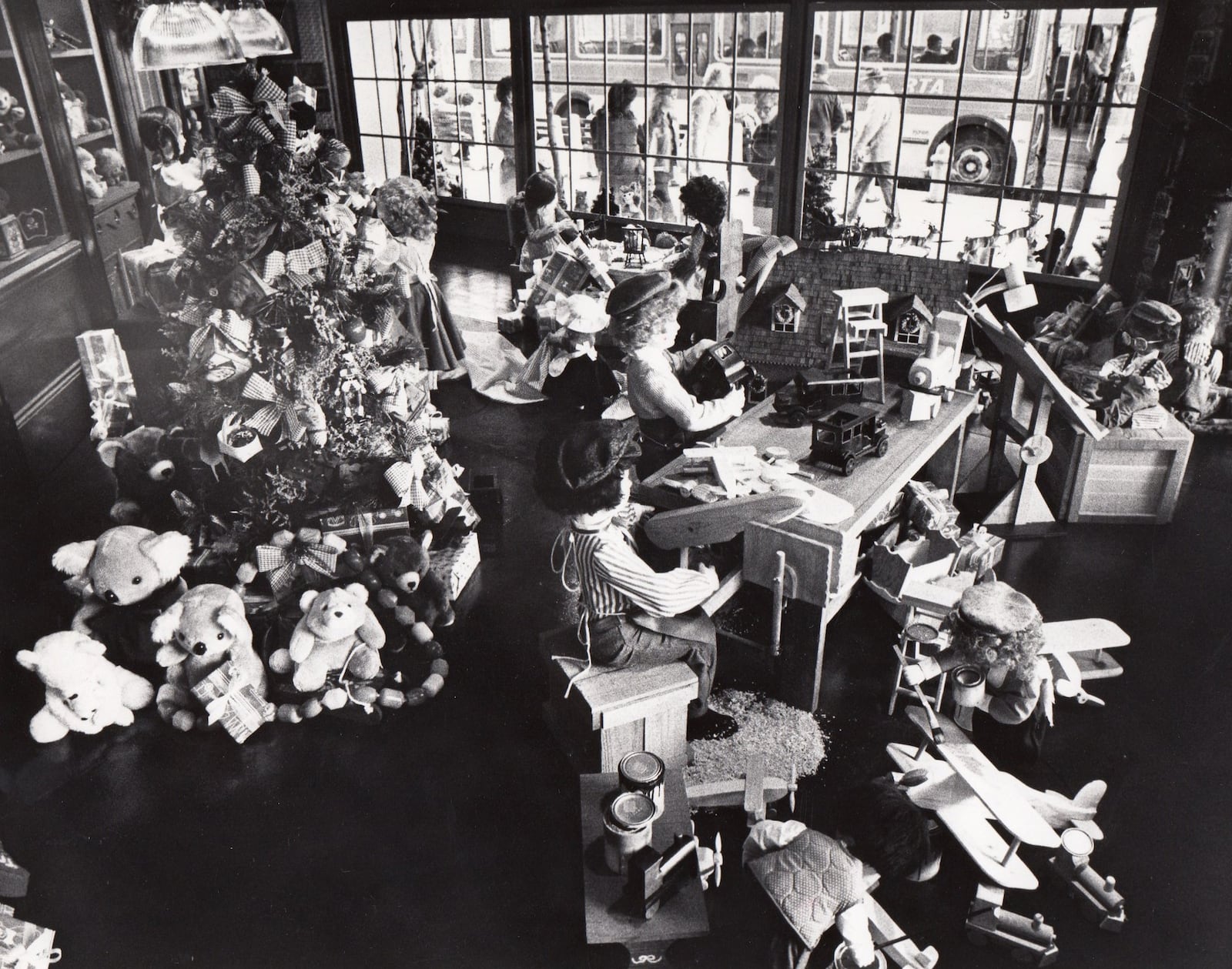 Pedestrians pass by the Rike’s department store Christmas windows in 1981. DAYTON DAILY NEWS ARCHIVE