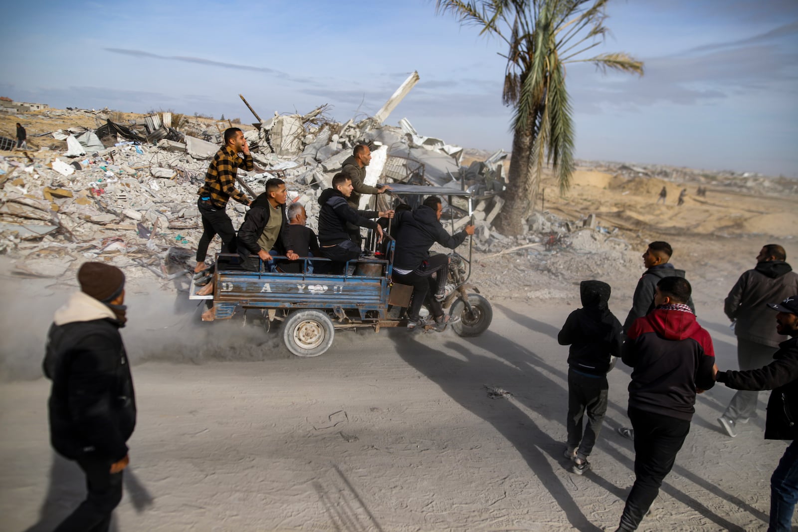 Displaced Palestinians leave parts of Khan Younis as they go back to their homes in Rafah, southern Gaza Strip, Sunday, Jan. 19, 2025. (AP Photo/Jehad Alshrafi)