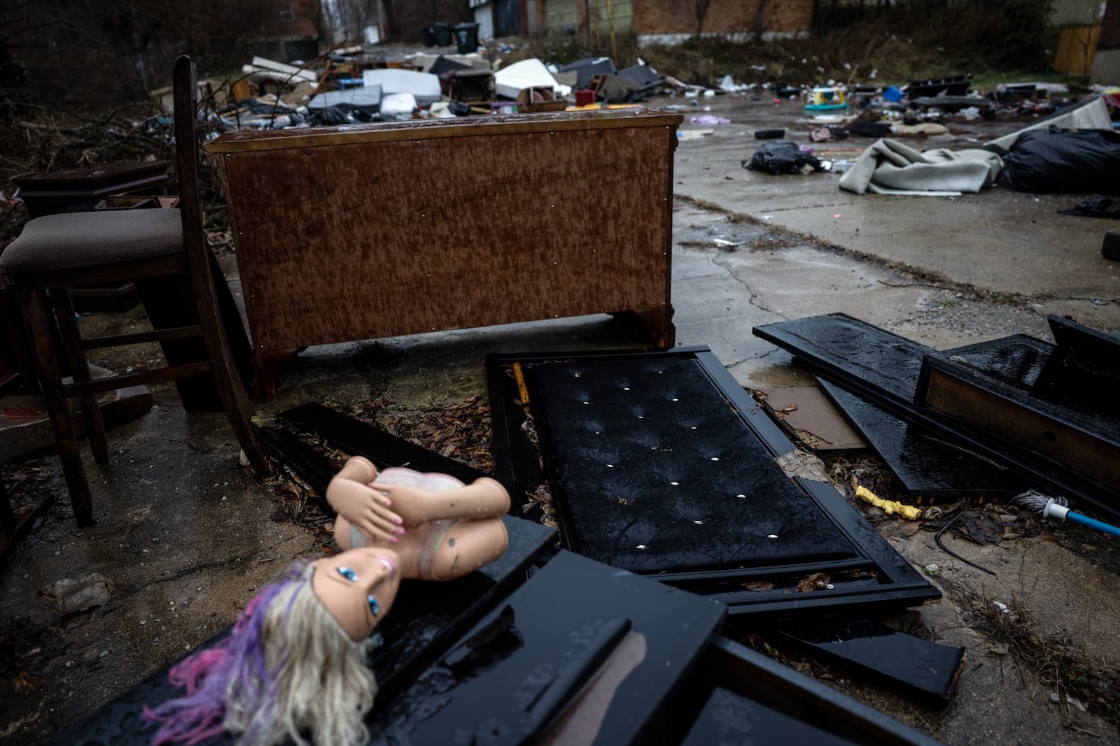 Trash is piling-up behind an apartment building on Santa Clara Ave. in Dayton. JIM NOELKER/STAFF