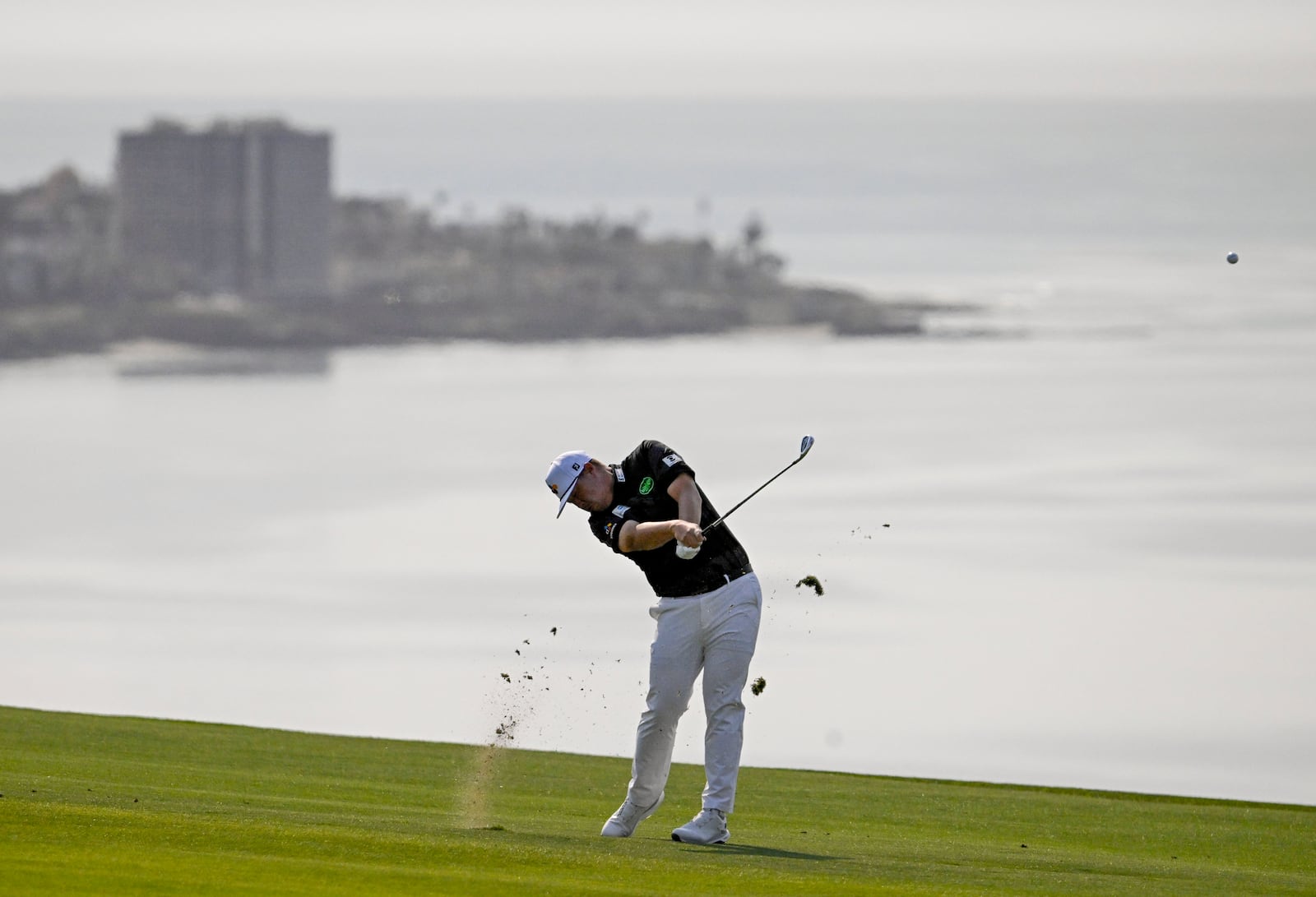 Im Sung-jae hits his second shot on the fourth hole on the South Course at Torrey Pines during the third round of the Farmers Insurance Open golf tournament Friday, Jan. 24, 2025, in San Diego. (AP Photo/Denis Poroy)