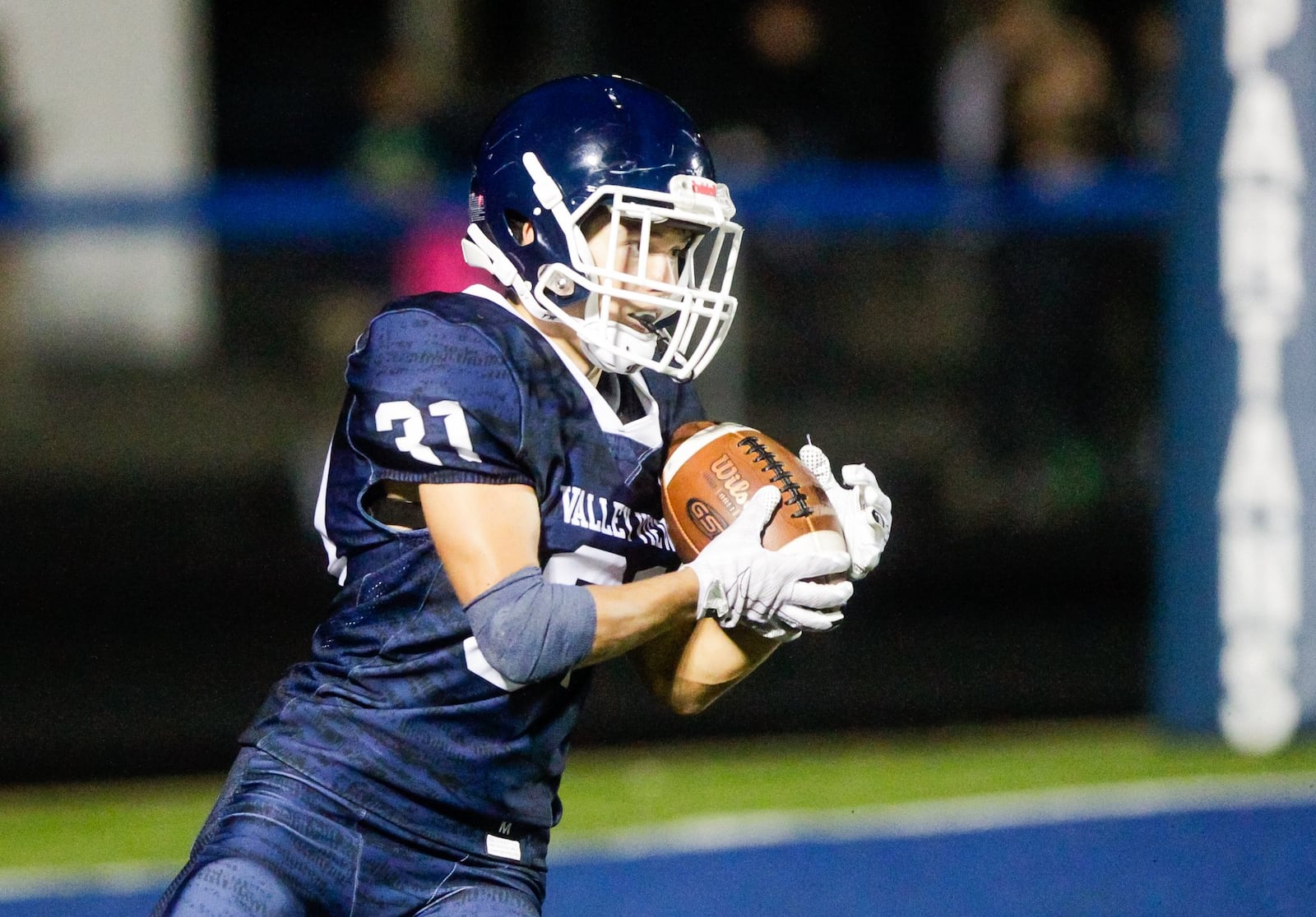 Valley View’s Lucas Lynch carries the football during their game against Franklin Friday night, Oct. 11, 2019 at Baker Field in Germantown. Franklin won 23-20. NICK GRAHAM/STAFF