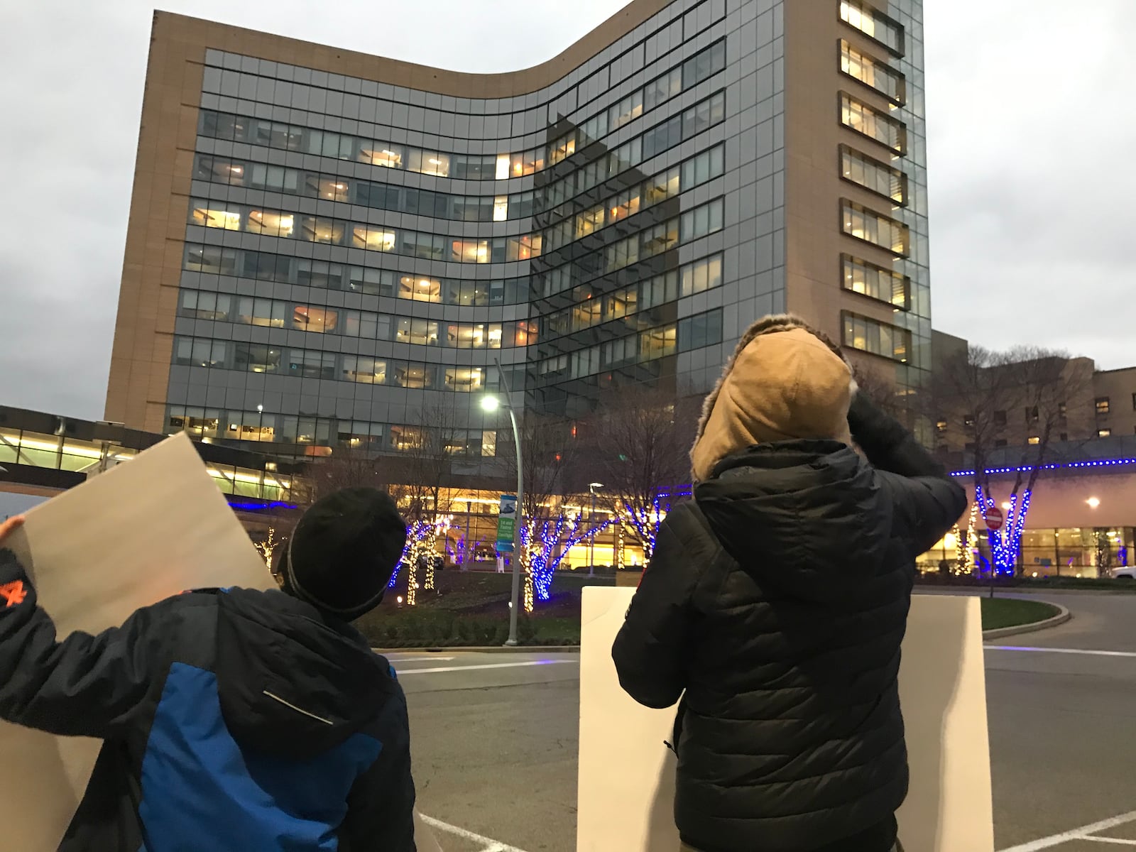 Oscar-winning duo Julia Reichert and Steven Bognar (along with their grandchildren) stand outside of Miami Valley Hospital to thank the healthcare workers on Thanksgiving Day.