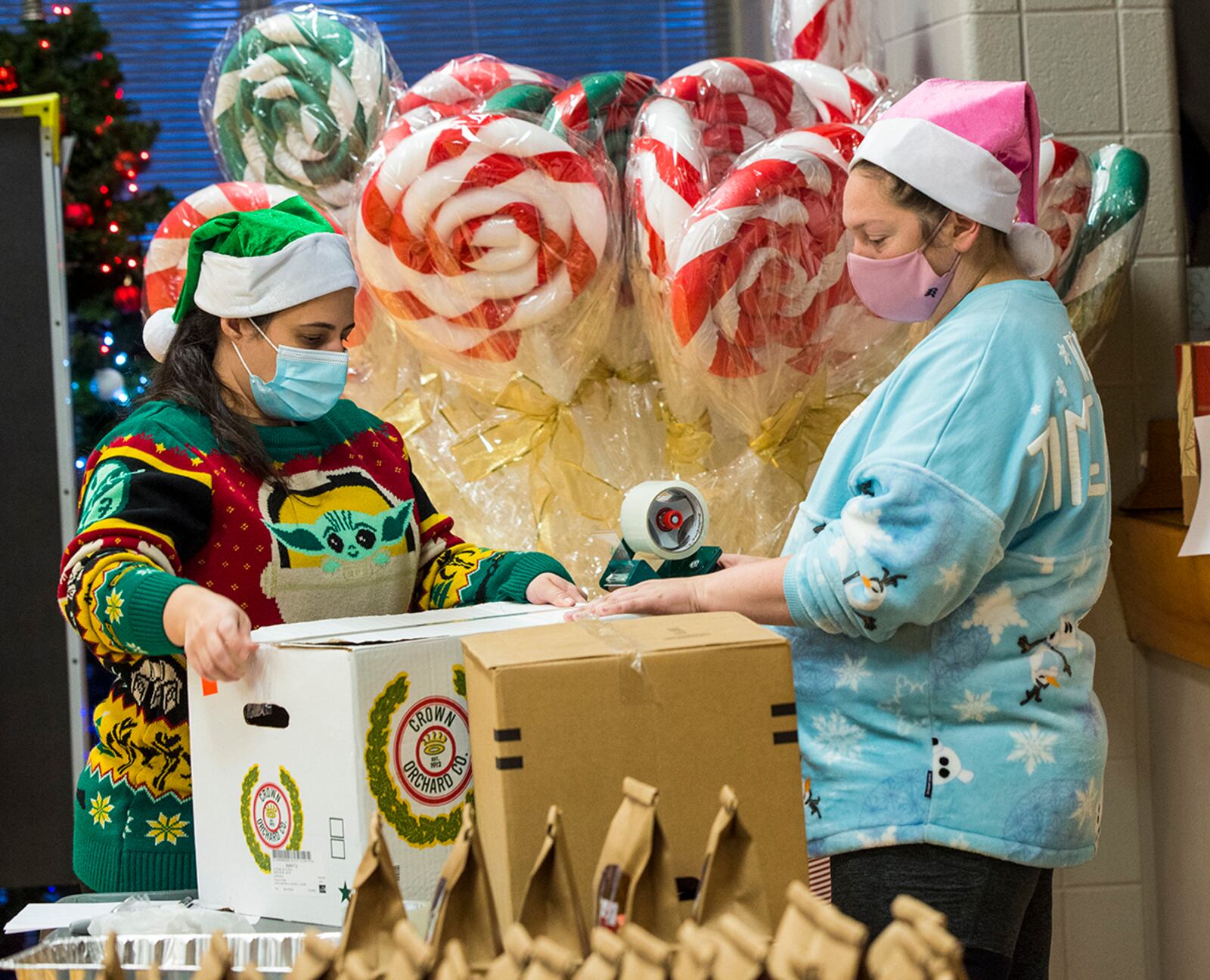 Volunteers from the Wright-Patterson Enlisted Spouses’ Club seal boxes Dec. 8 during the 2021 Airmen Cookie Drive. U.S. AIR FORCE PHOTO/JAIMA FOGG