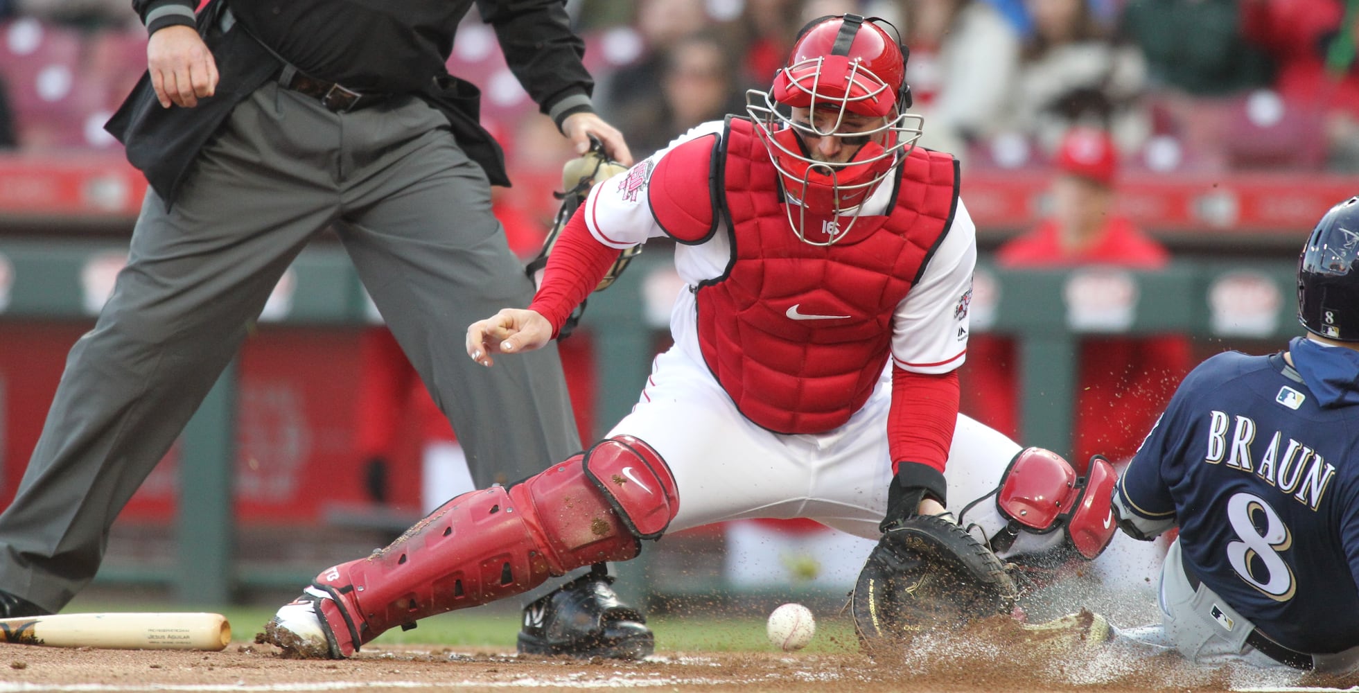 Brewers score late to beat Reds