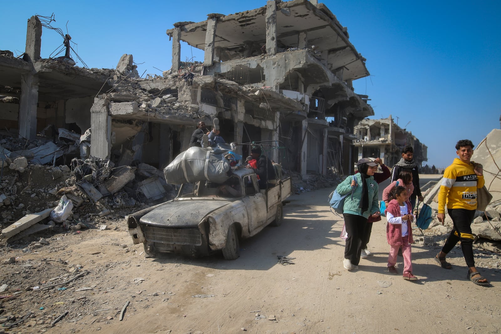 Displaced Palestinians arrive to Beit Lahia, northern Gaza Strip, Wednesday, Jan. 29, 2025, after Israel began allowing hundreds of thousands of Palestinians to return to the heavily damaged area last Monday. (AP Photo/Jehaid Alshrafi)