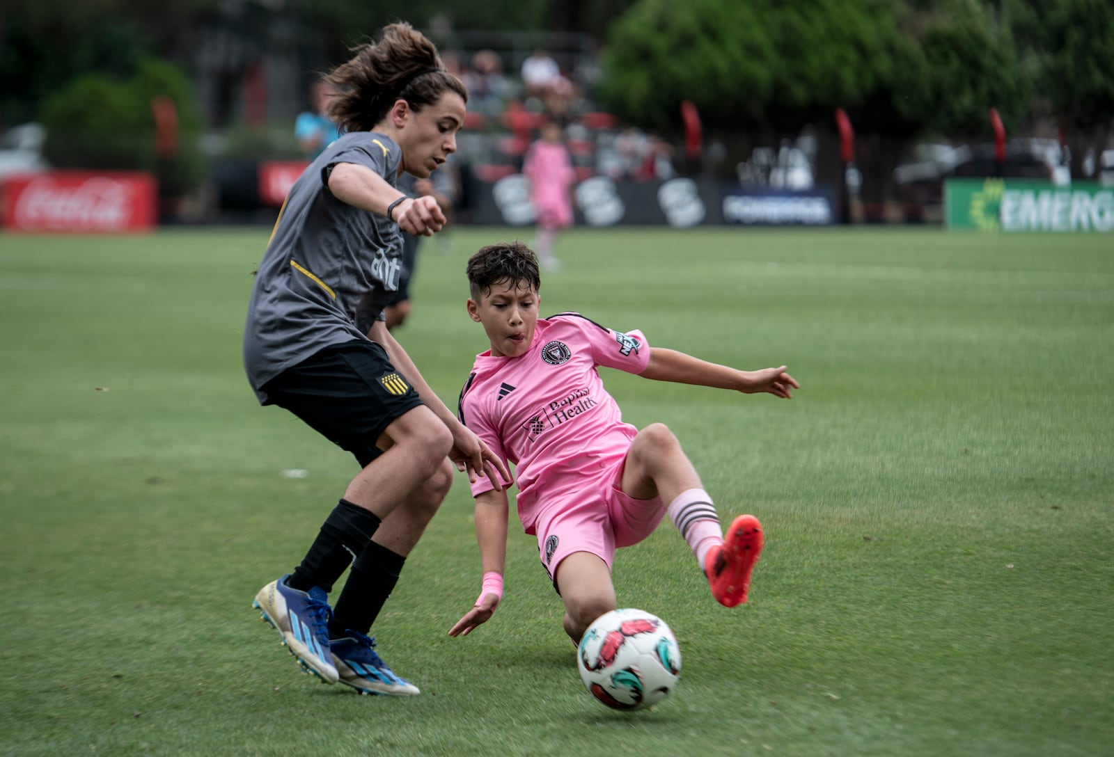 Benjamin Suarez, Luis Suarez's son, fights for the ball during a Newell's Cup soccer match against Penarol in Rosario, Argentina, Tuesday, Nov. 26, 2024. (AP Photo/Farid Dumat Kelzi)